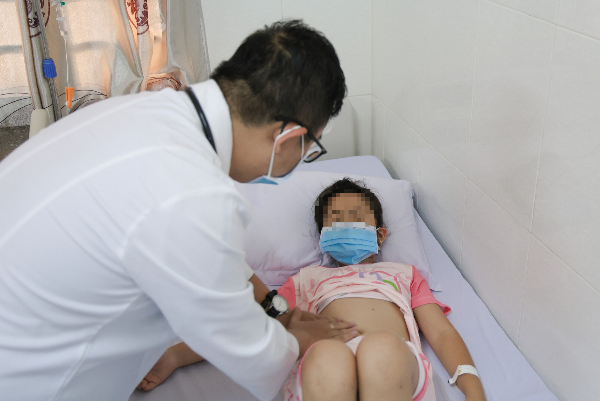 Nguy&ecirc;n nh&acirc;n ngộ độc thực phẩm khiến 86 người nhập viện sau khi ăn b&aacute;nh m&igrave; - Ảnh 1.