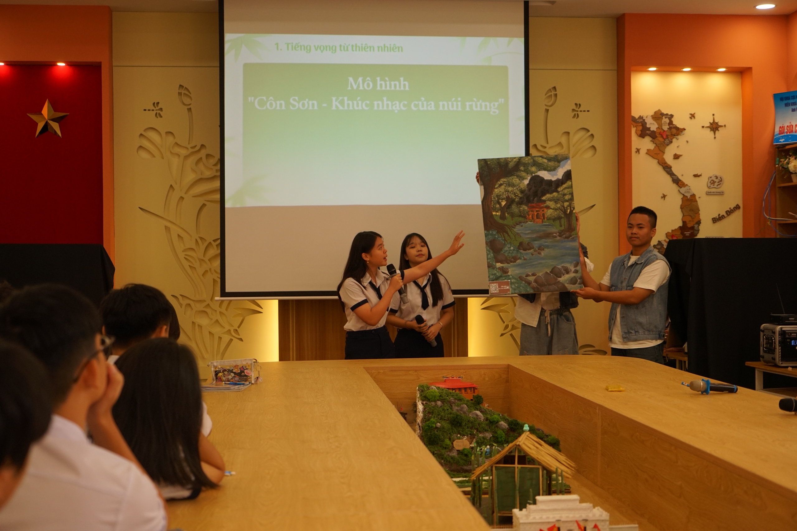 Học văn không chỉ qua sách vở: Văn học trung đại được “đánh thức” - Ảnh 1.