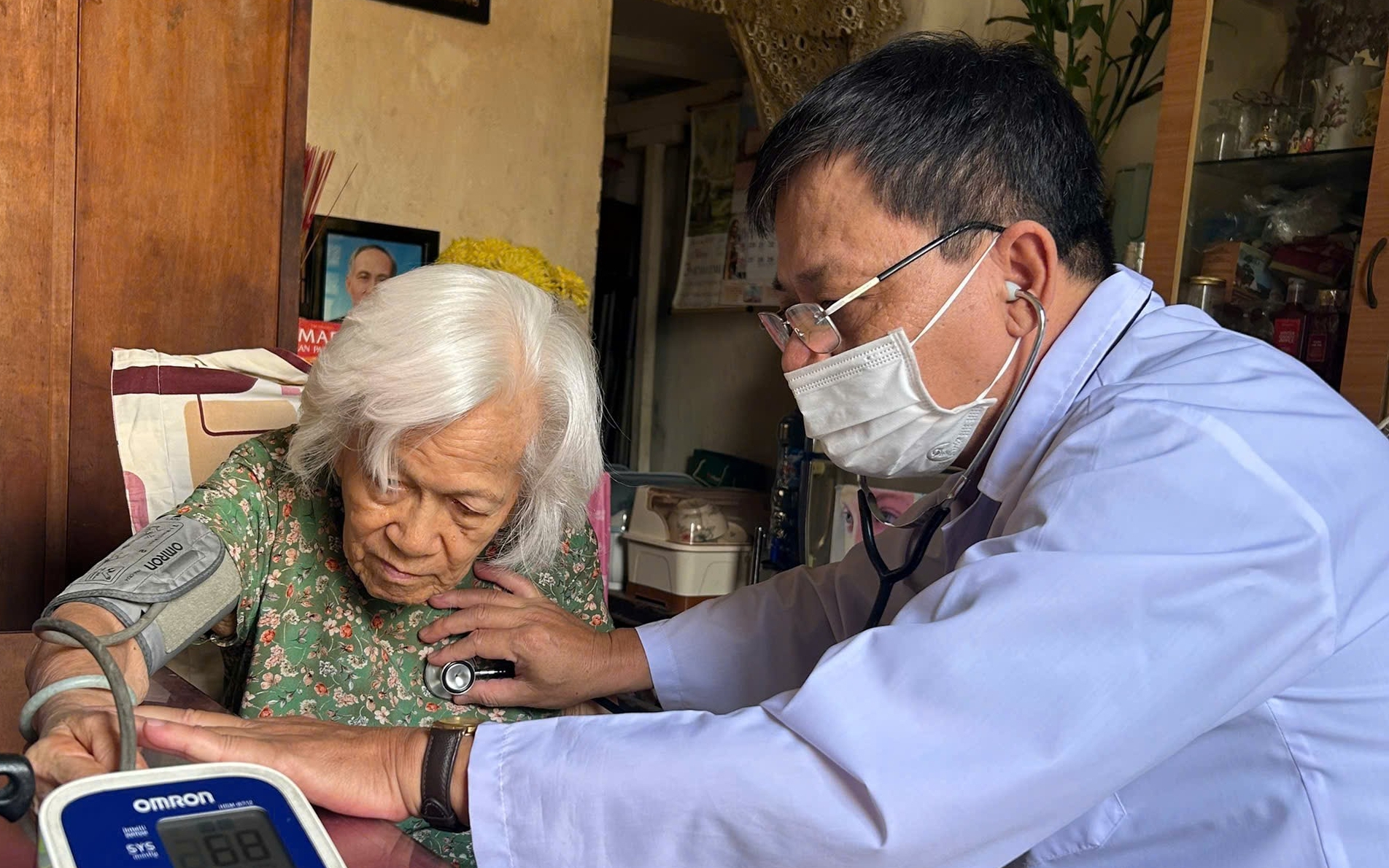 TPHCM: Người lớn tuổi vui mừng khi bác sĩ đến chăm sóc sức khỏe tại nhà