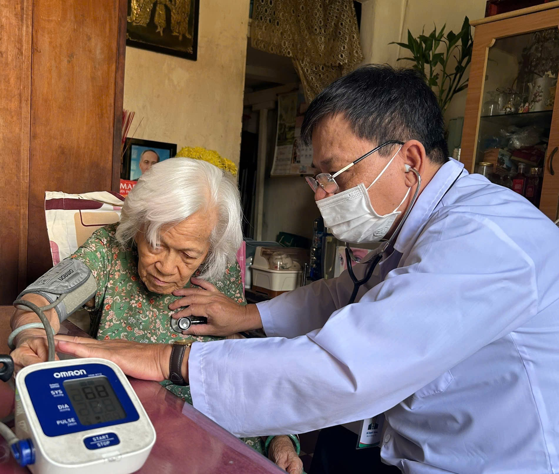 TPHCM: Người lớn tuổi vui mừng khi b&aacute;c sĩ đến chăm s&oacute;c sức khỏe tại nh&agrave; - Ảnh 1.