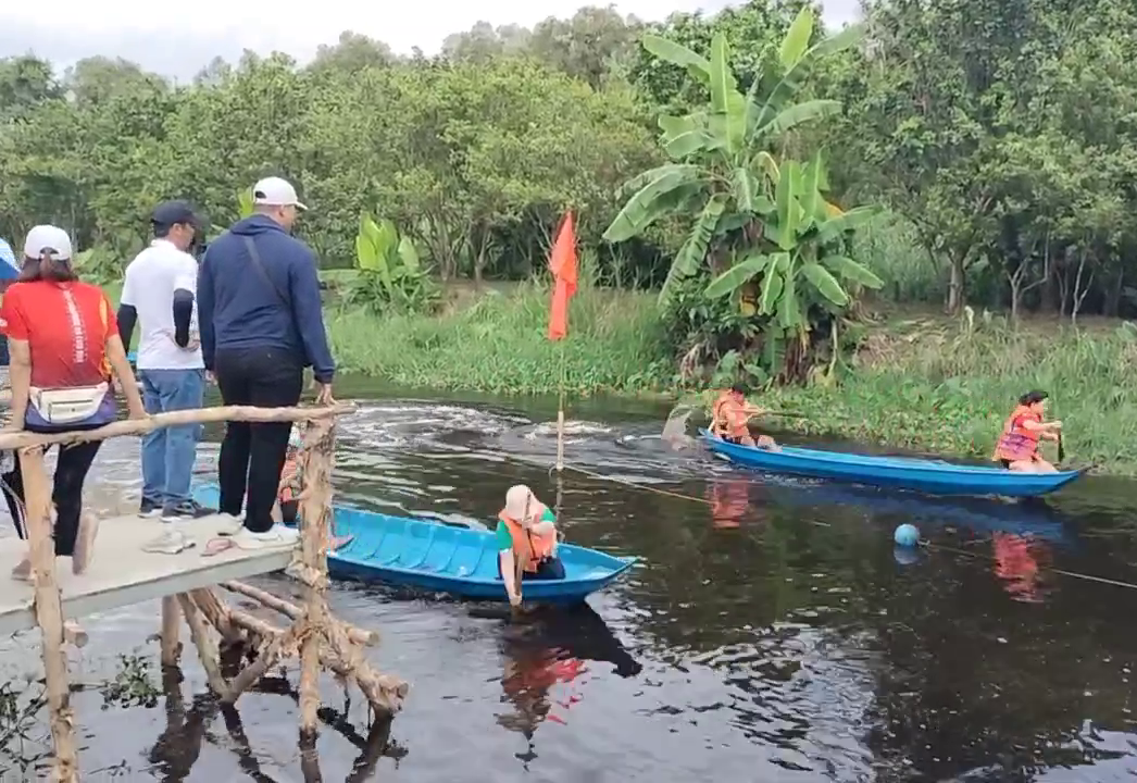 Thử thách đi cầu khỉ tại sự kiện "Hương rừng U Minh" - Ảnh 6.