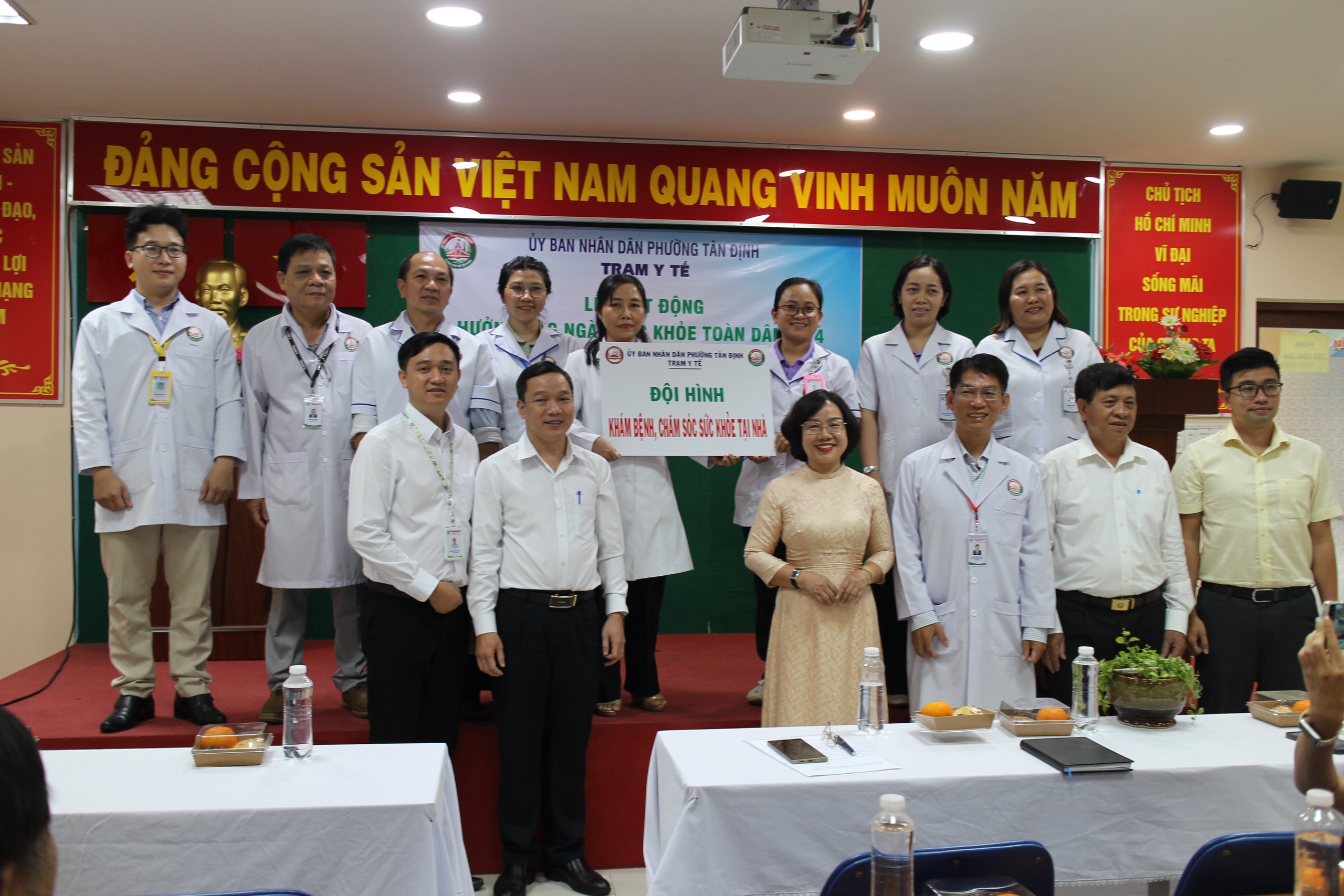 TPHCM: Người lớn tuổi vui mừng khi b&aacute;c sĩ đến chăm s&oacute;c sức khỏe tại nh&agrave; - Ảnh 2.