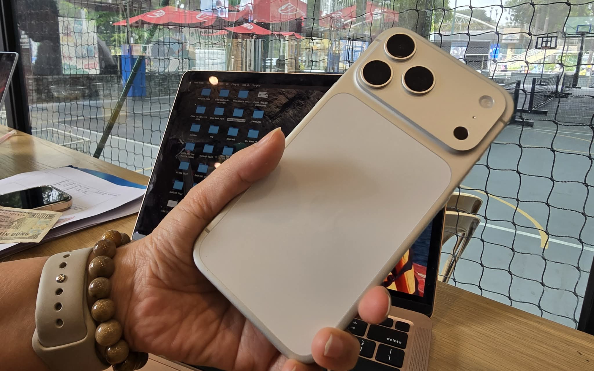 Góc cảnh giác: Đang yên đang lành bỗng dưng "trúng iPhone"