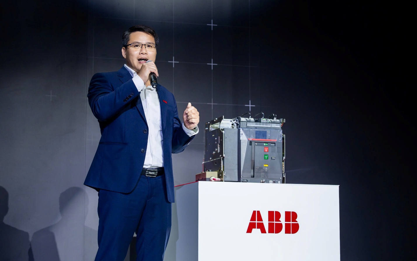ABB ra mắt máy cắt không khí đạt chuẩn an ninh mạng đầu tiên trên thế giới