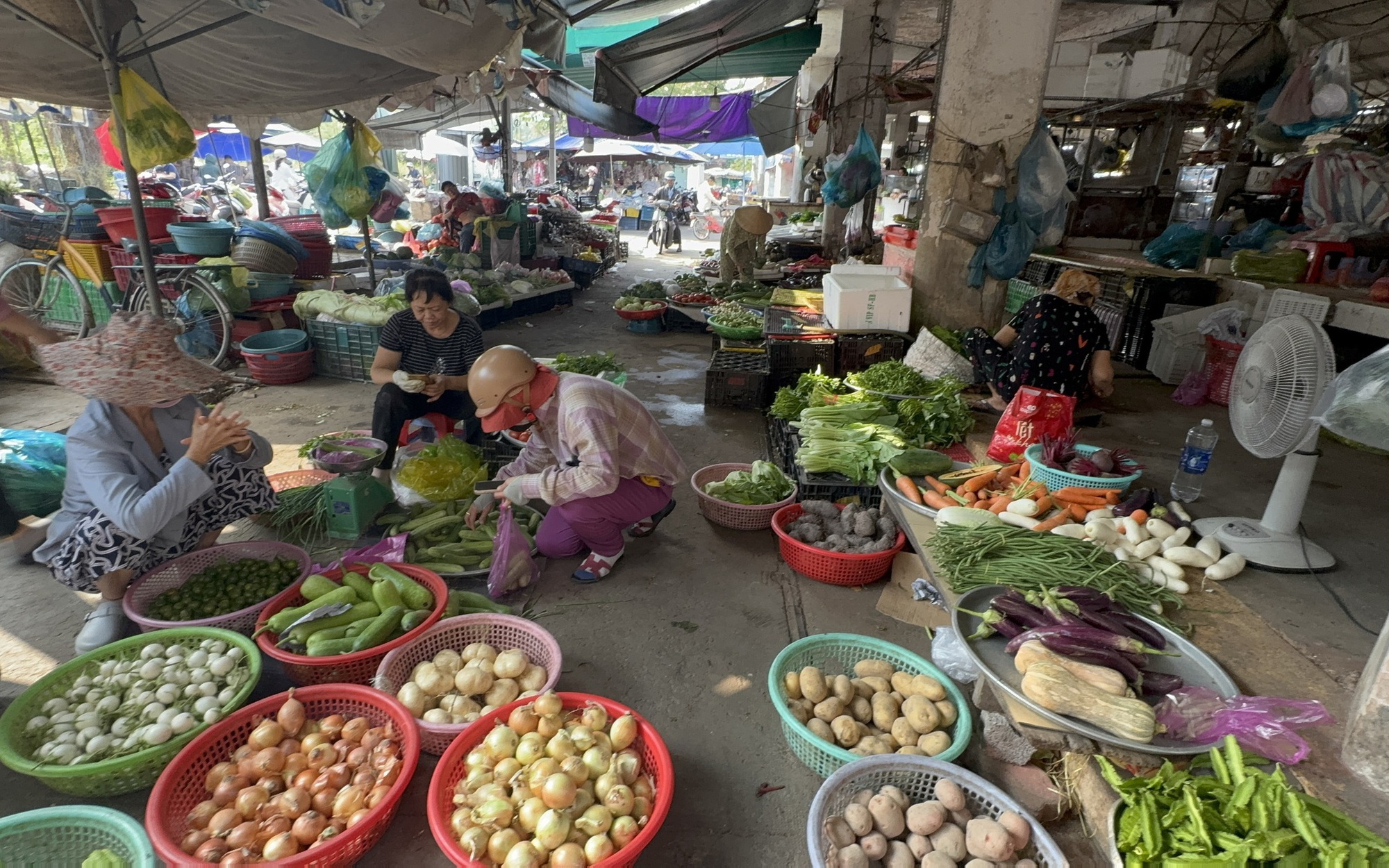 Cùng một loại rau, giá chợ lẻ cao gấp 2-3 lần chợ đầu mối