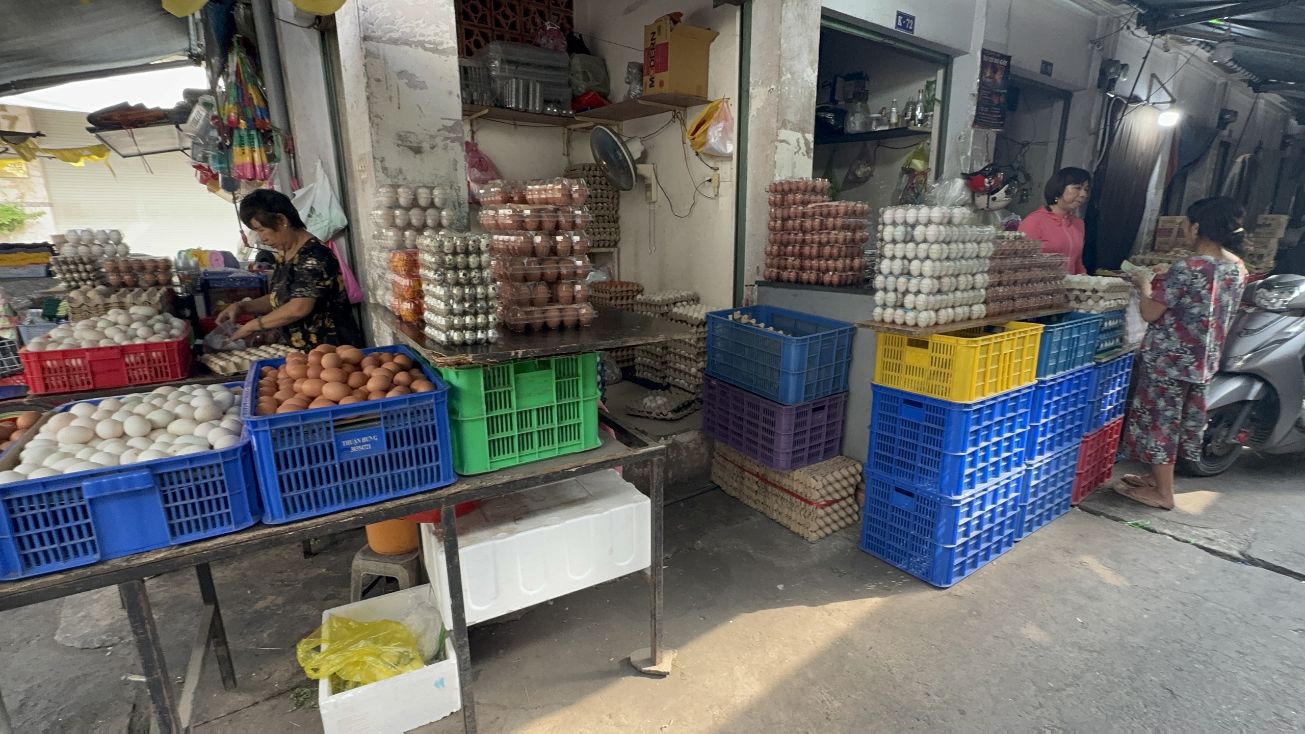 C&ugrave;ng một loại rau, gi&aacute; chợ lẻ cao gấp 2-3 lần chợ đầu mối - Ảnh 1.