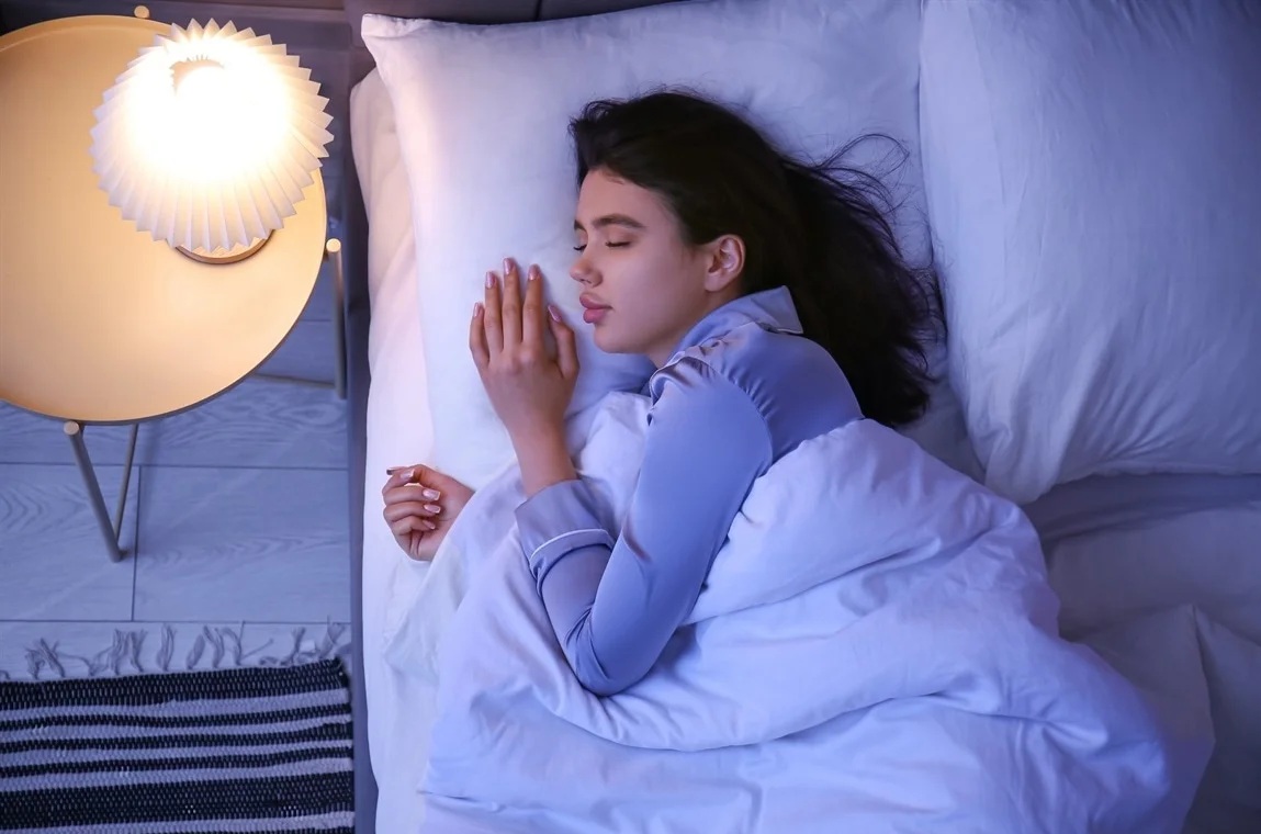 Kiểu ngủ gây hại gấp đôi thiếu ngủ thông thường - Ảnh 1.