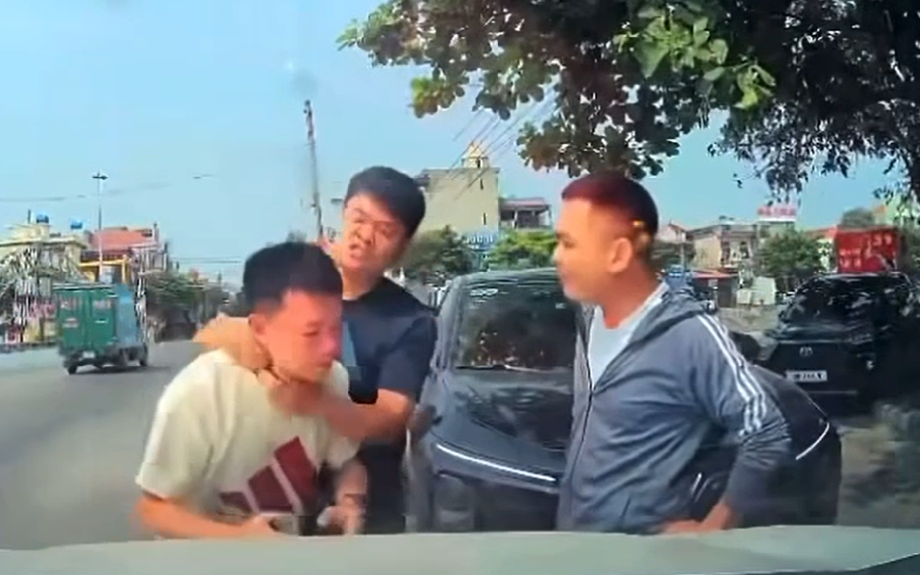 VIDEO: Người đàn ông bị bóp cổ, đánh tới tấp ngay giữa phố