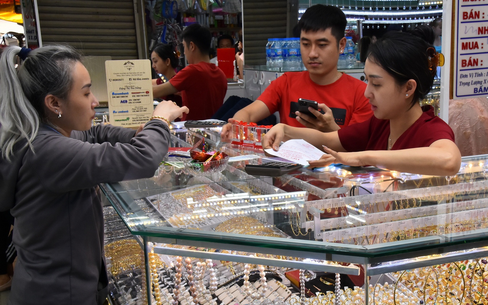 Giá vàng hôm nay 9 - 4 giảm mạnh 4 , 5 triệu đồng theo giá thế giới - Ảnh 1.