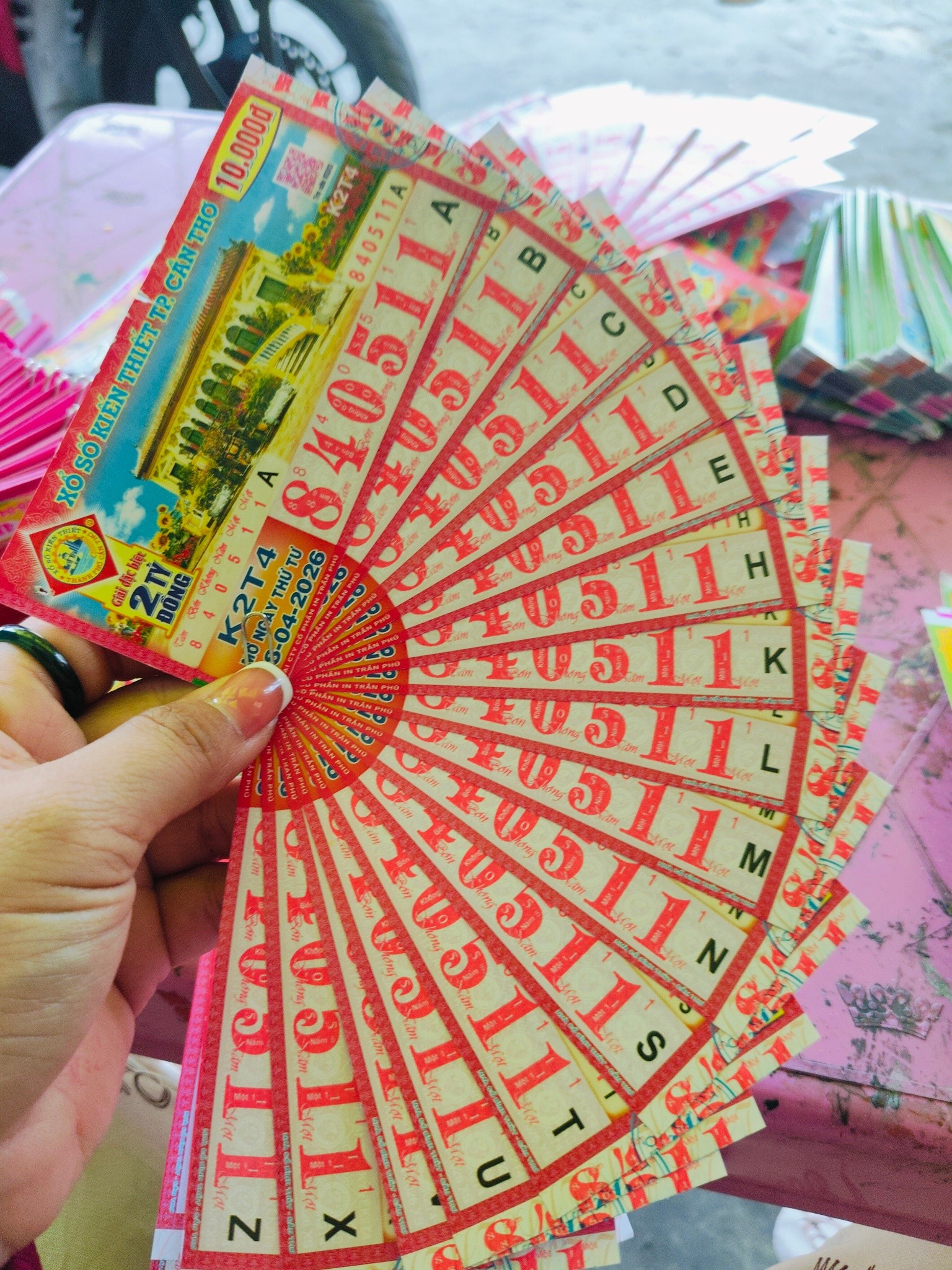 Chiều 8-4, đại lý tìm nhiều vé trúng độc đắc xổ số miền Nam đang “đi lạc” - Ảnh 8.
