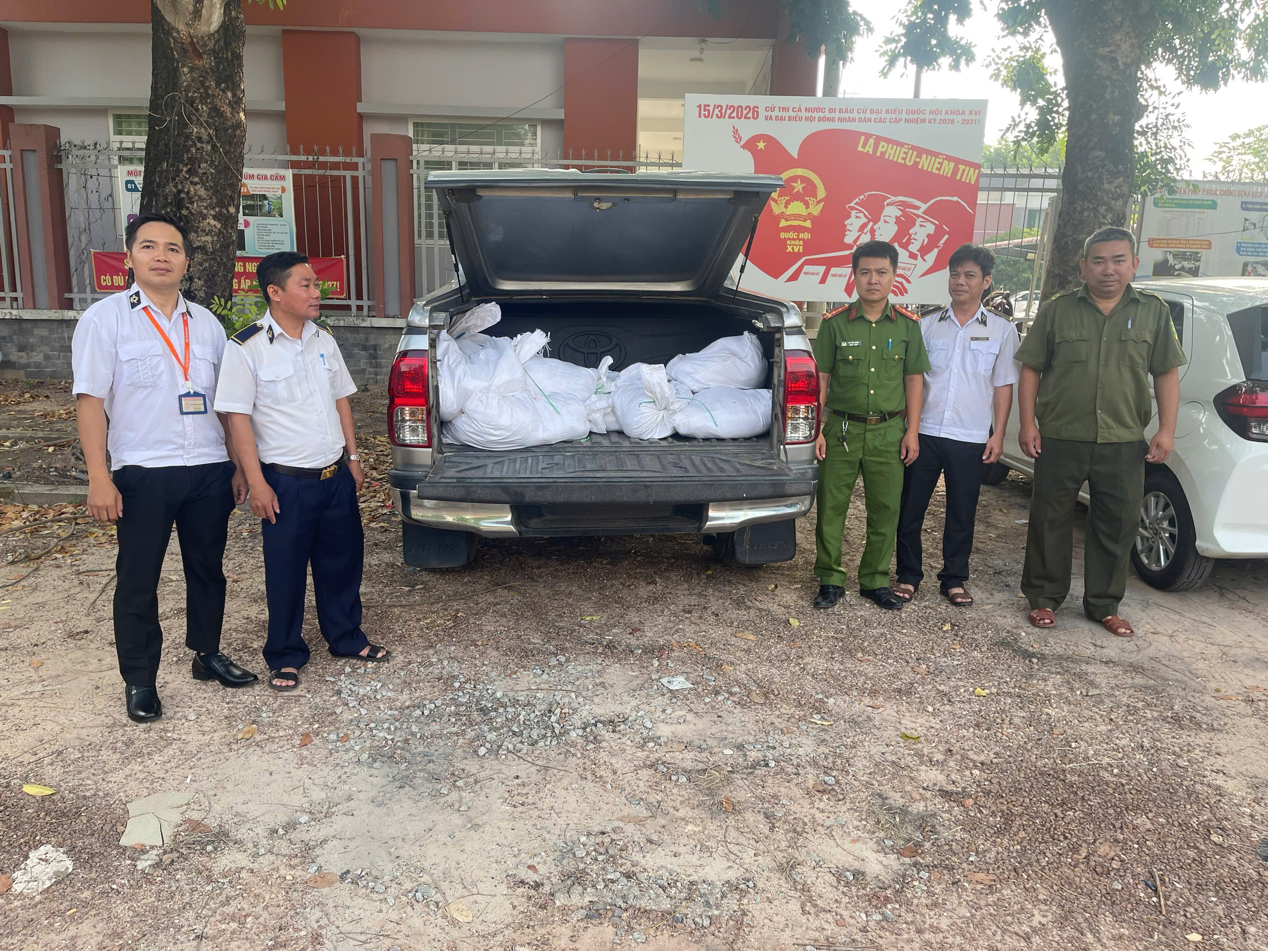 Ngăn chặn 300 kg g&agrave; chết vận chuyển tr&aacute;i ph&eacute;p tại TP HCM - Ảnh 1.