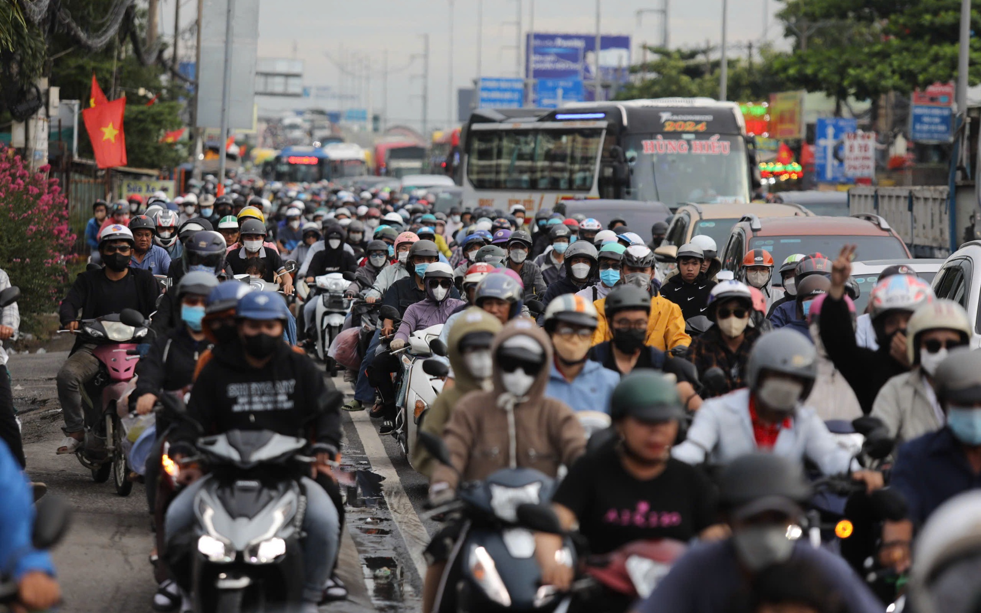 Siết khí thải xe máy: Bài toán không chỉ là khói bụi