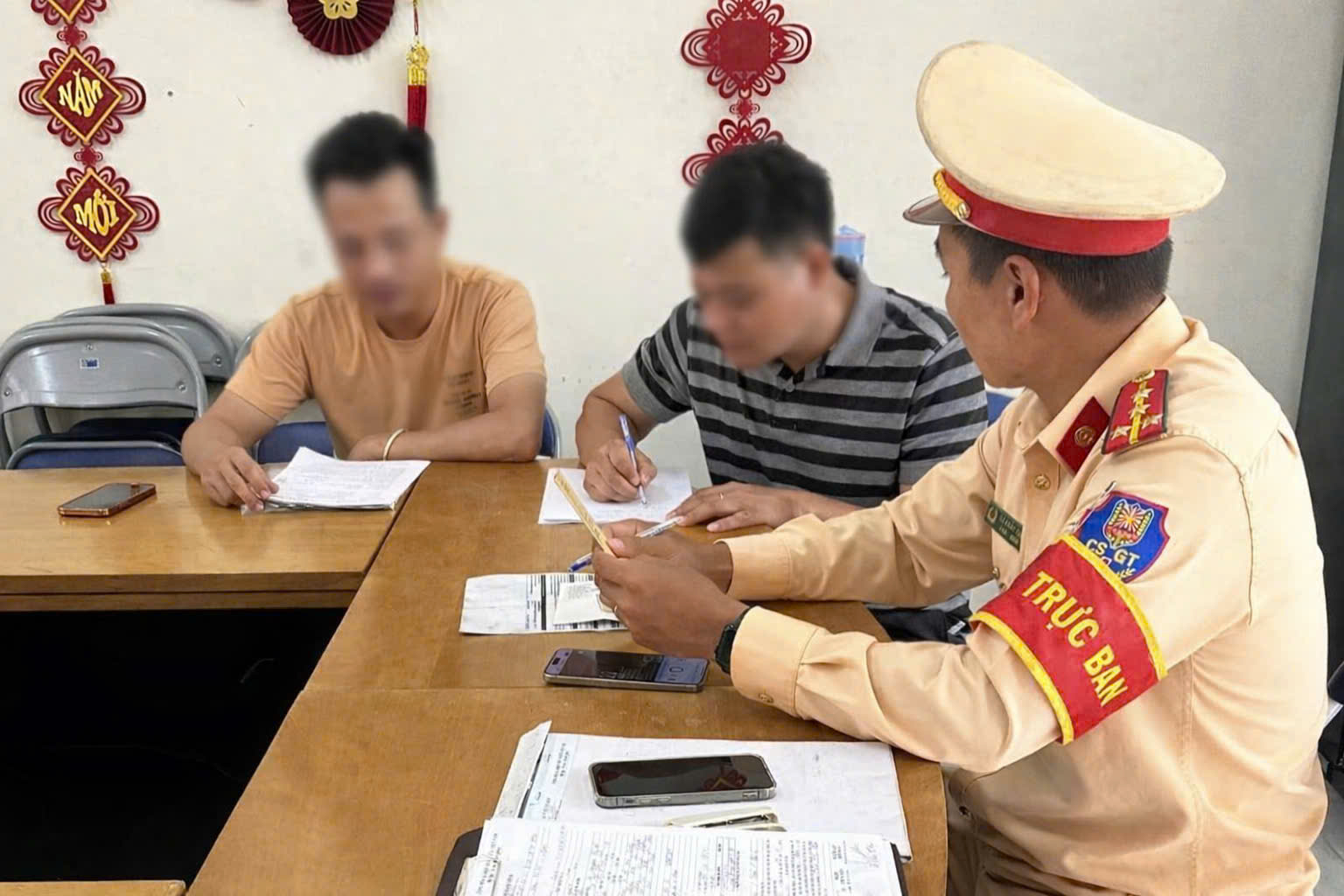 Tài xế xe đầu kéo lấn làn bị phạt 5 triệu đồng Tại TP . HCM - Ảnh 1.