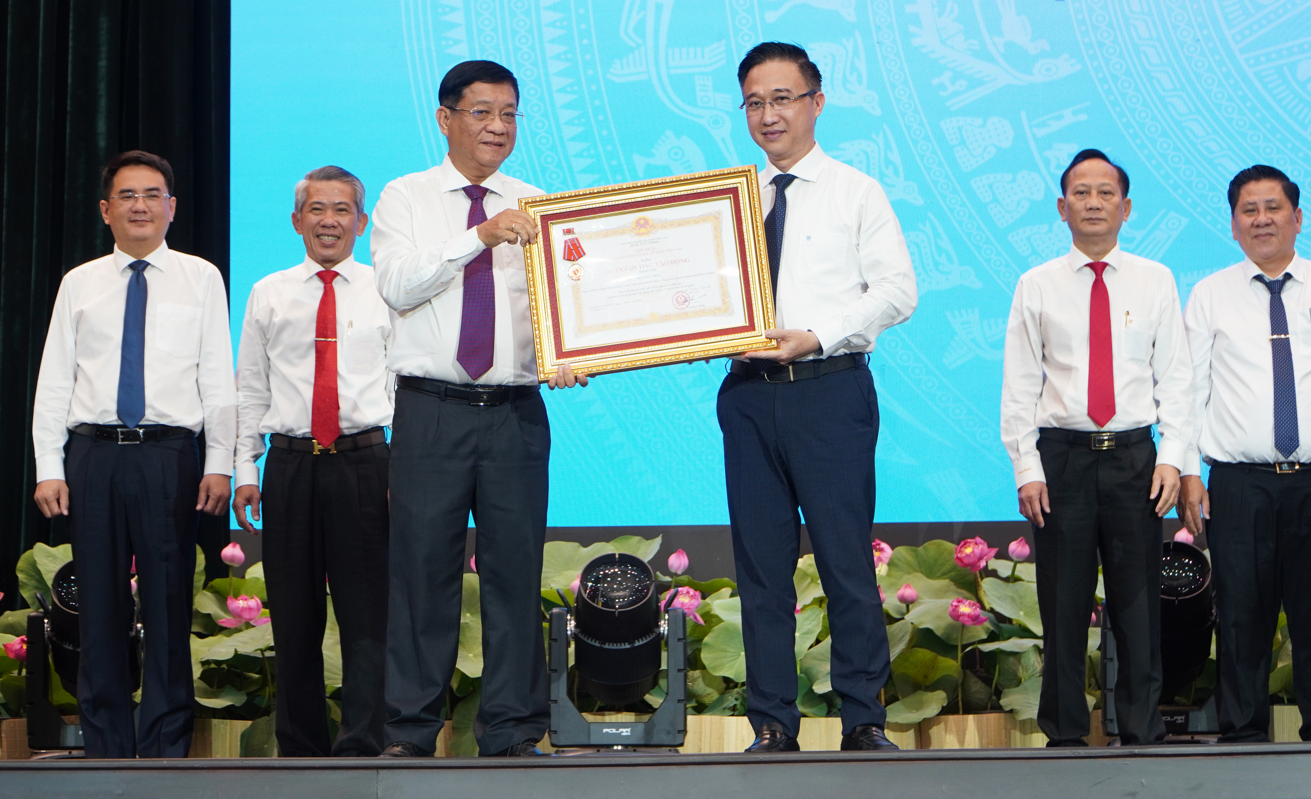 Thi đua kh&ocirc;ng d&agrave;n trải, kh&ocirc;ng h&igrave;nh thức - Ảnh 4.