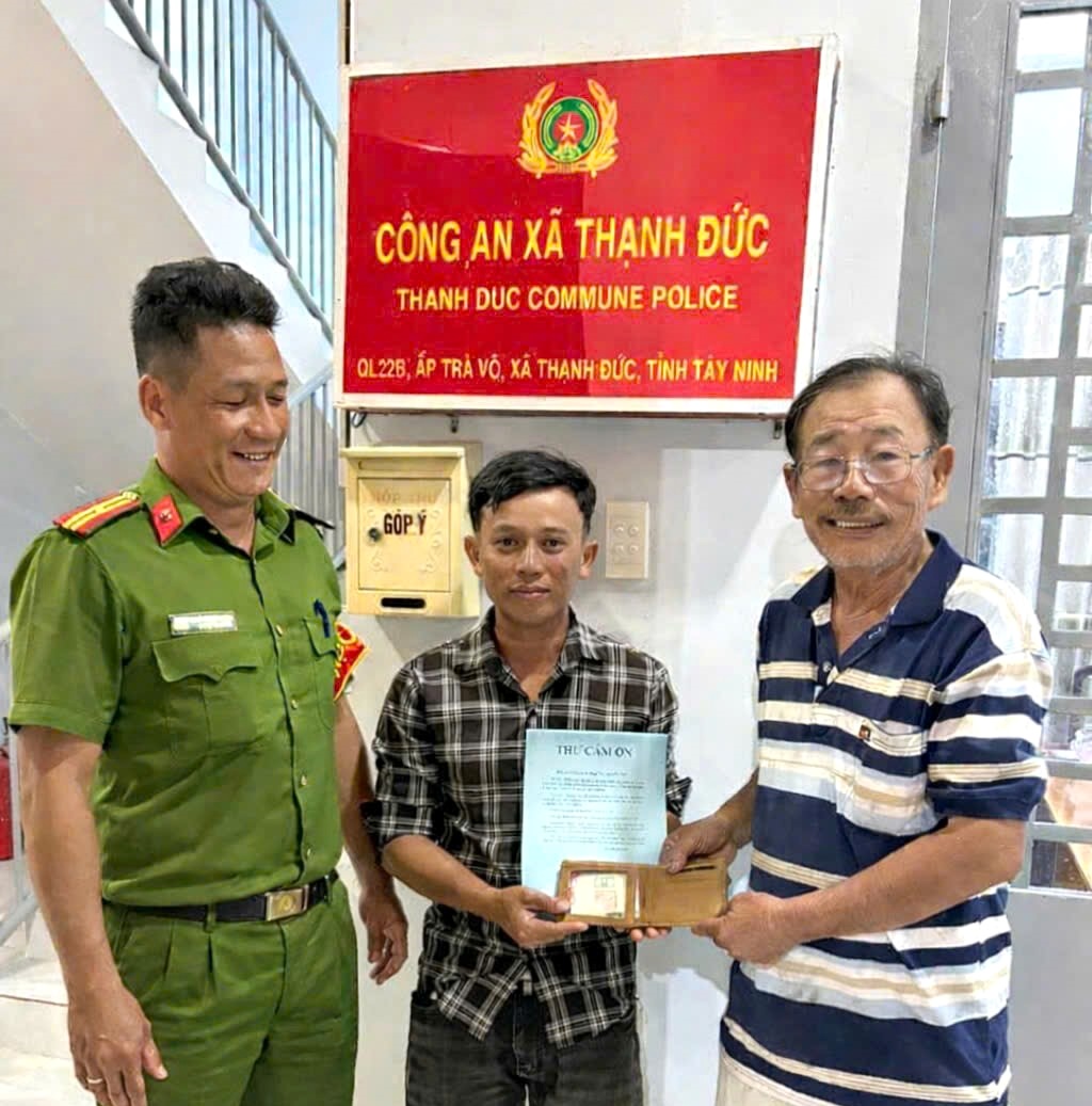 Thanh ni&ecirc;n nhặt v&iacute; trả lại cho người đ&aacute;nh rơi tại T&acirc;y Ninh năm 2026 - Ảnh 1.