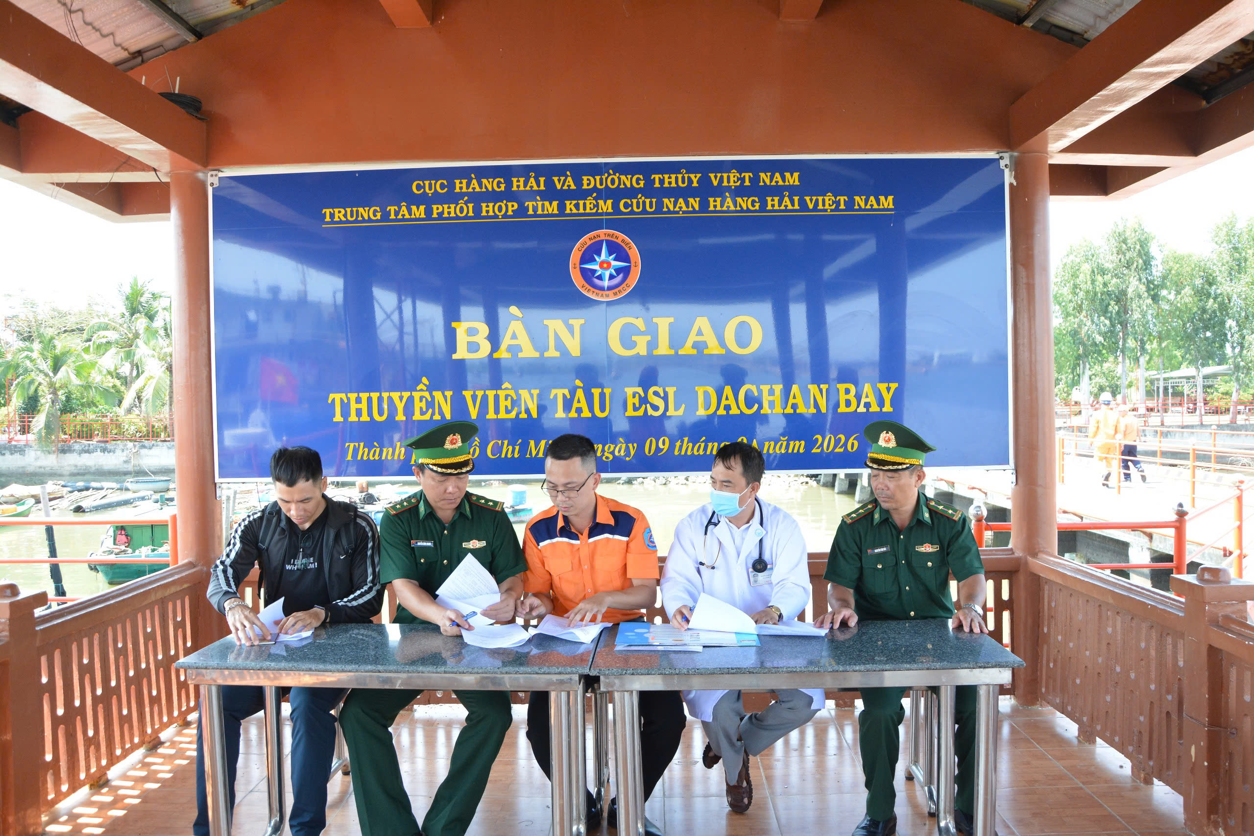 Cứu nạn trên biển kịp thời thuyền viên nước ngòai gặp nguy hiểm tại TPHCM - Ảnh 2.