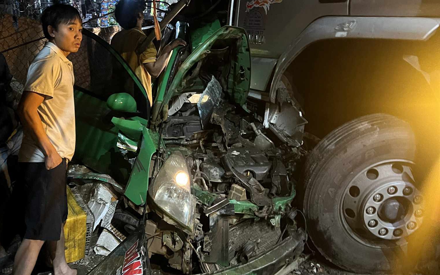 Lâm Đồng: Xe tải tông bẹp đầu xe taxi, 3 người thương vong