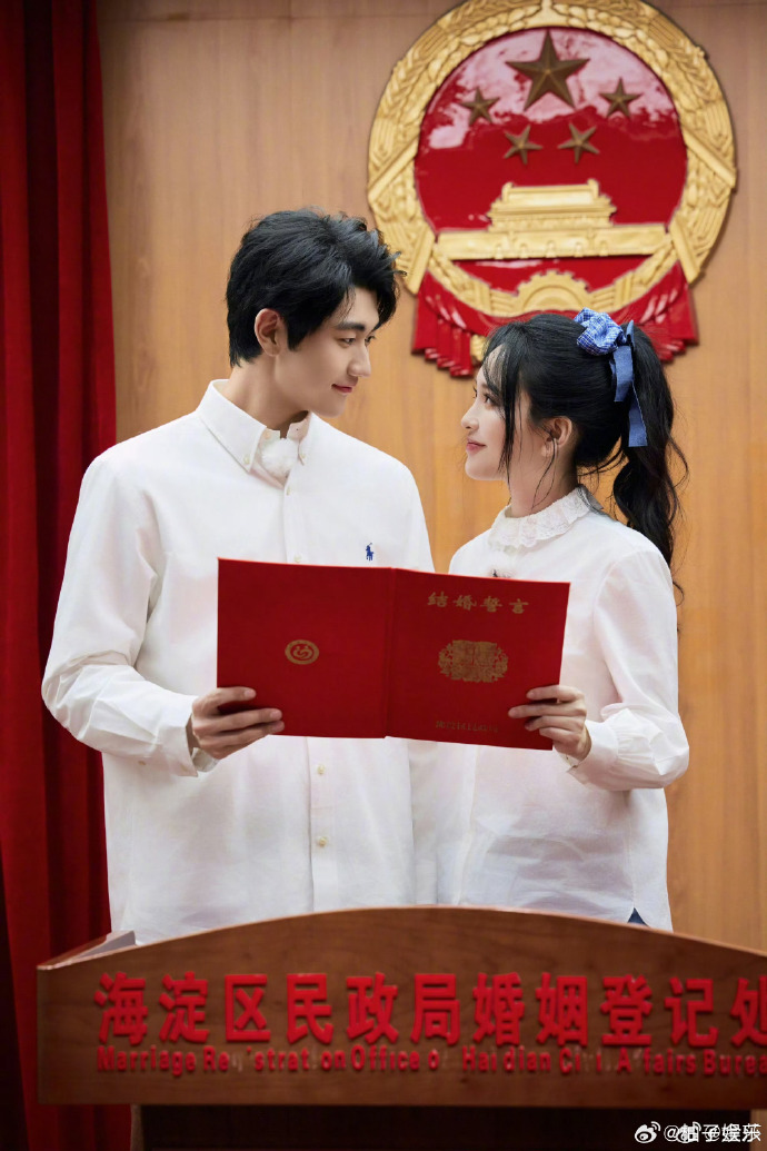 Cặp đôi bị chế giễu "mẹ con" đăng ký kết hôn - Ảnh 4.