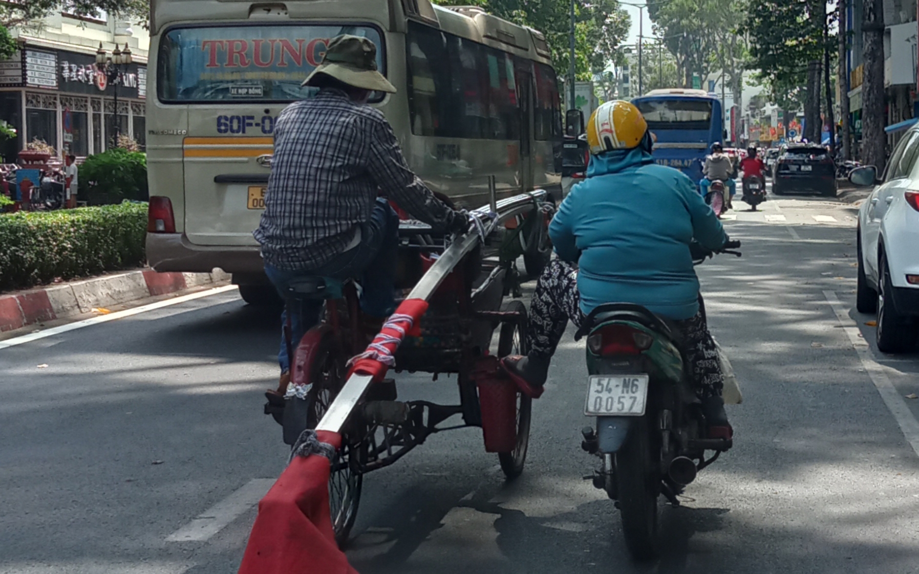 Vừa vi phạm vừa gây nguy hiểm