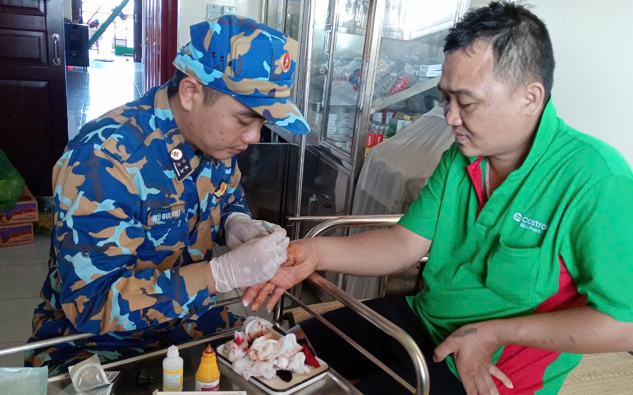 Chiến sĩ Nhà giàn DK1 kịp thời cứu ngư dân bị cá chình cắn