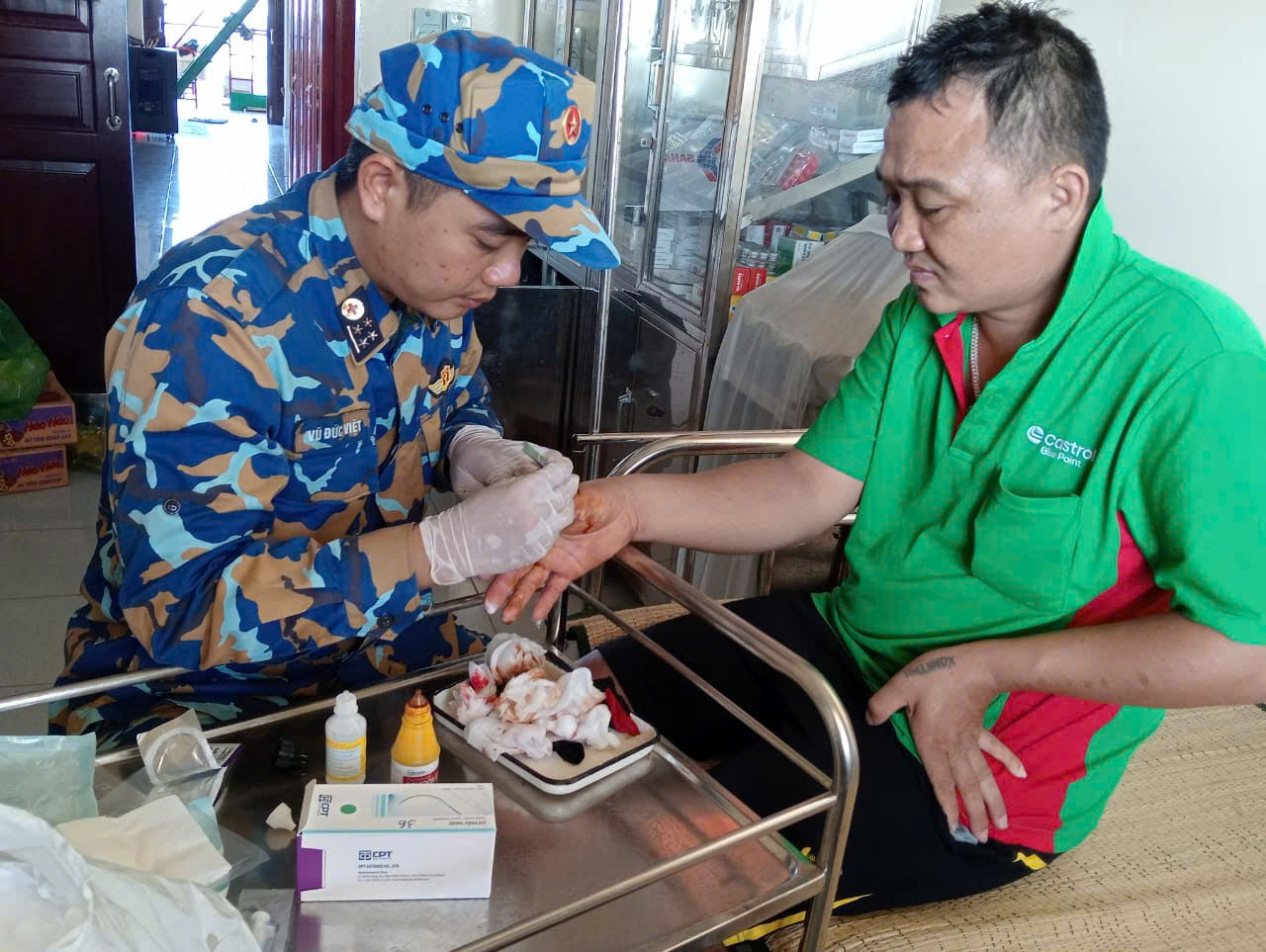 Qu&acirc;n y Nh&agrave; gi&agrave;n DK1/7 kịp thời cứu ngư d&acirc;n bị c&aacute; ch&igrave;nh cắn tr&ecirc;n biển - Ảnh 1.