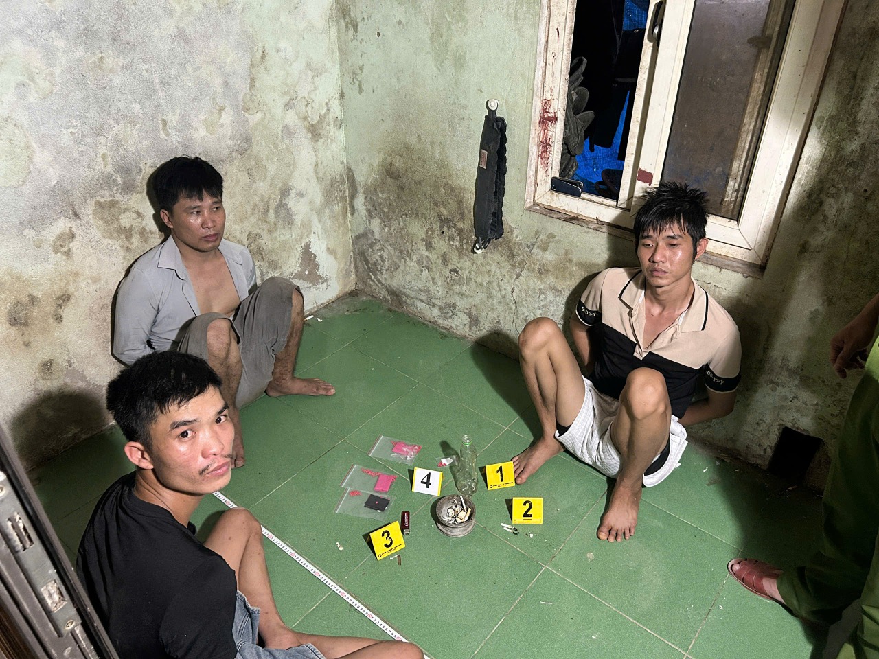 Bắt quả tang ba người đ&agrave;n &ocirc;ng sử dụng ma t&uacute;y tại Quảng Trị - Ảnh 1.