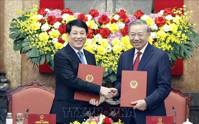 Bàn giao công tác giữa Tổng Bí thư, Chủ tịch nước Tô Lâm và nguyên Chủ tịch nước Lương Cường