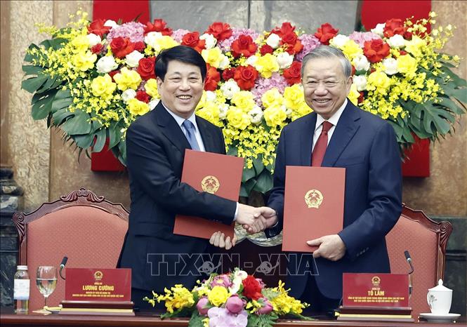 B&agrave;n giao c&ocirc;ng t&aacute;c giữa Tổng B&iacute; thư, Chủ tịch nước T&ocirc; L&acirc;m v&agrave; nguy&ecirc;n Chủ tịch nước Lương Cường - Ảnh 1.