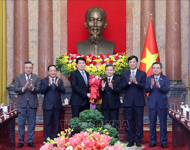 B&agrave;n giao c&ocirc;ng t&aacute;c giữa Tổng B&iacute; thư, Chủ tịch nước T&ocirc; L&acirc;m v&agrave; nguy&ecirc;n Chủ tịch nước Lương Cường - Ảnh 4.