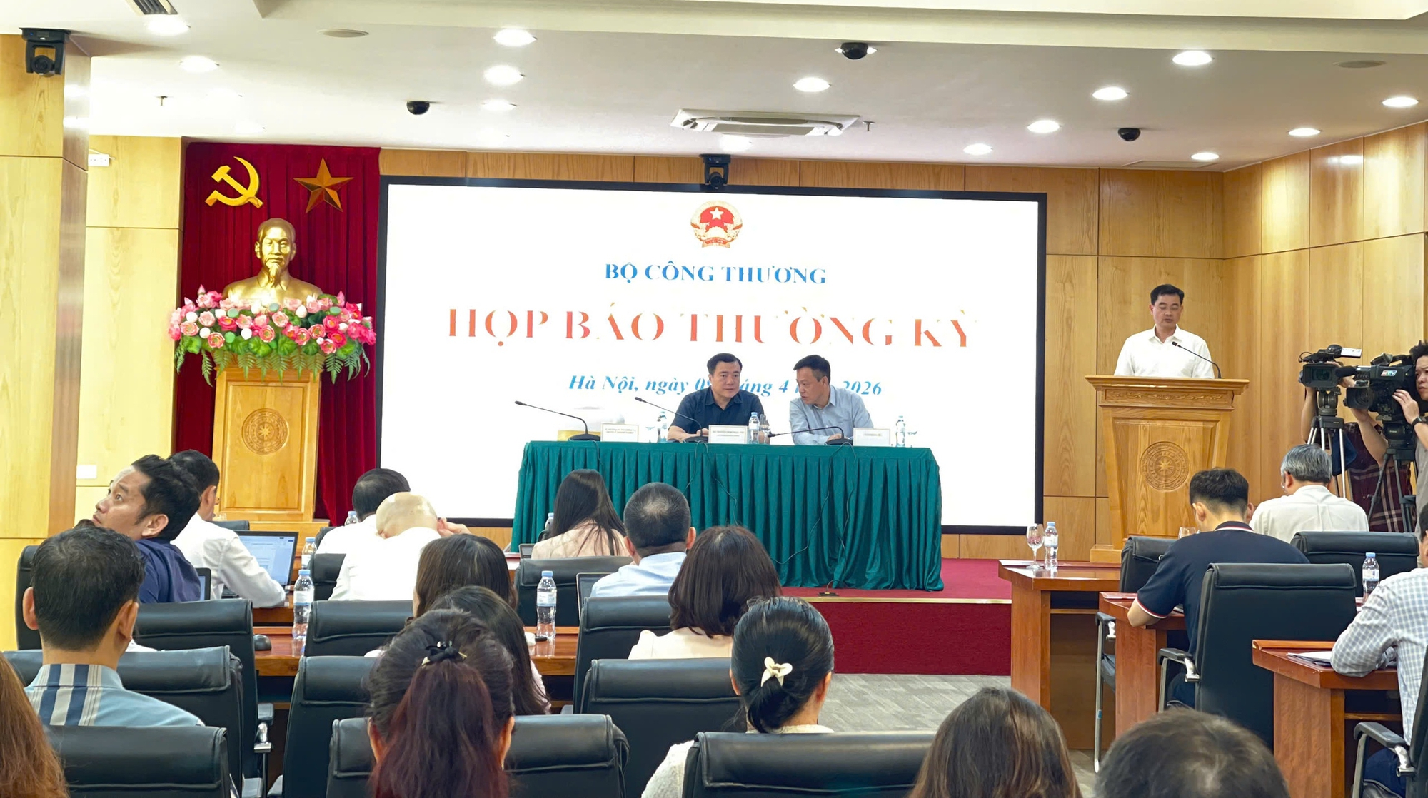 Bộ C&ocirc;ng Thương h&eacute; lộ l&yacute; do điều h&agrave;nh gi&aacute; xăng dầu v&agrave;o nửa đ&ecirc;m - Ảnh 1.