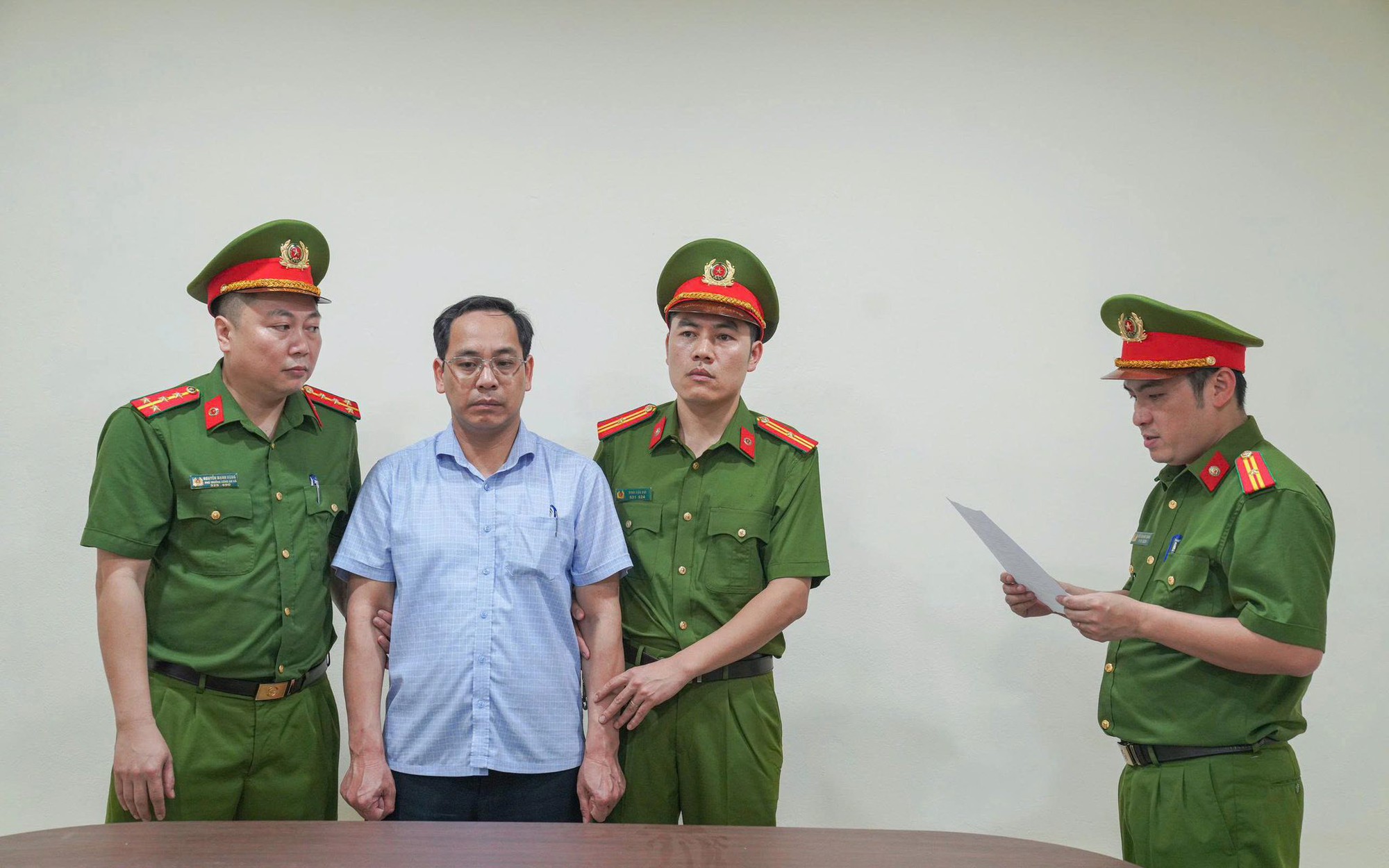 Một hiệu trưởng trường phổ thông bị bắt