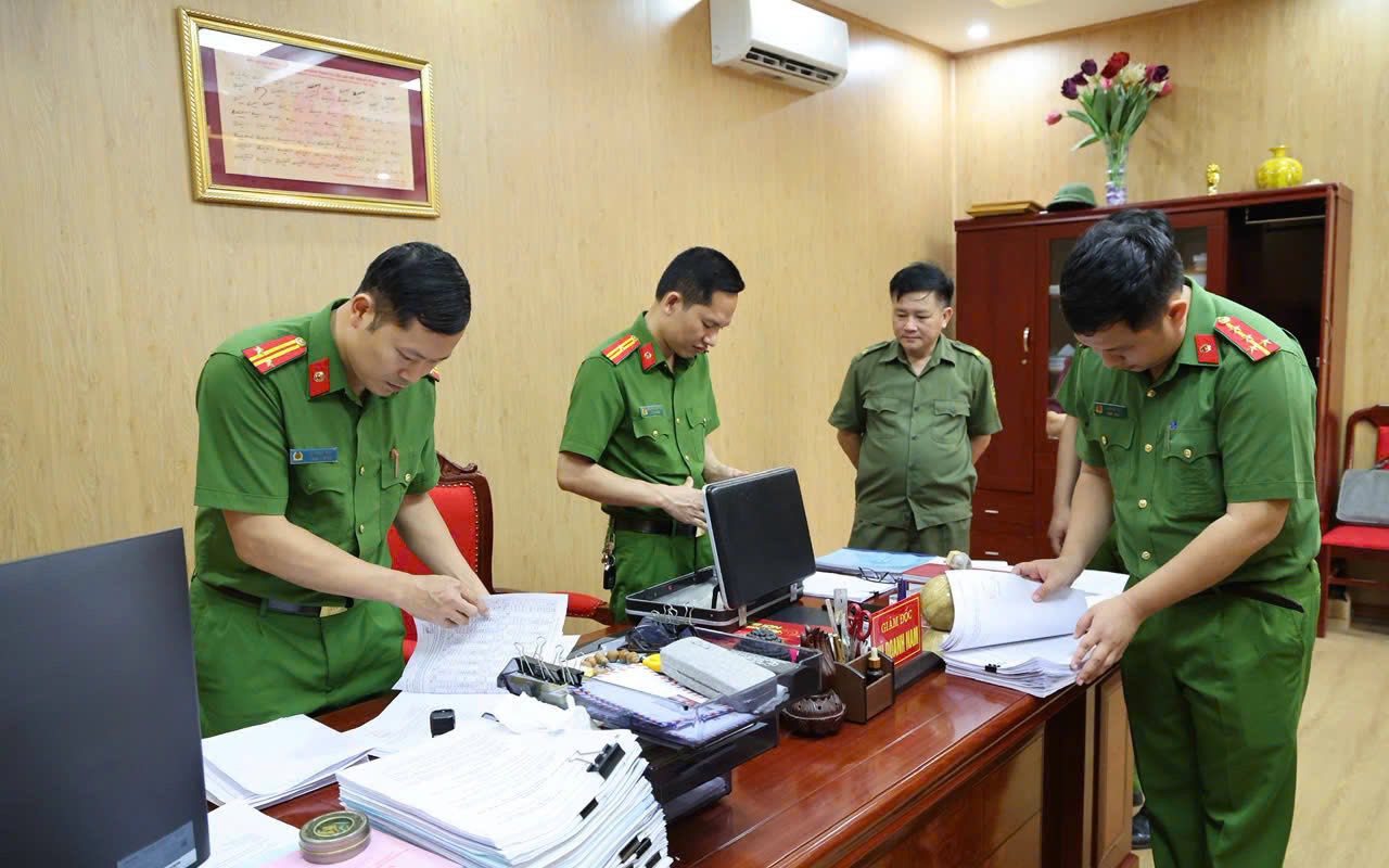 Cận cảnh khám xét, bắt giữ một Giám đốc Trung tâm trợ giúp xã hội