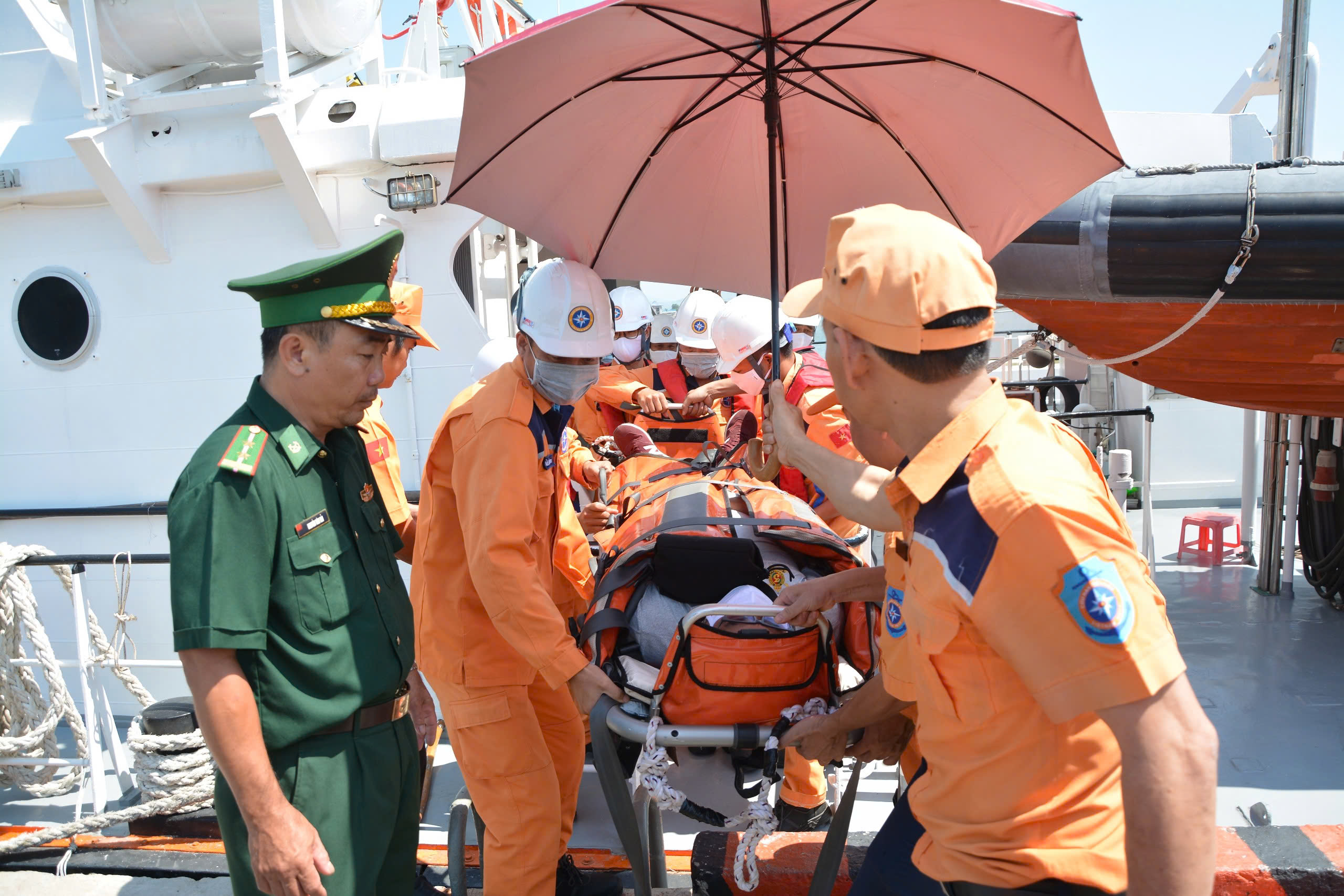 Cứu nạn trên biển kịp thời thuyền viên nước ngòai gặp nguy hiểm tại TPHCM - Ảnh 1.