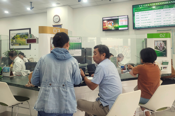 L&atilde;i suất tiền gửi chưa hạ nhiệt - Ảnh 1.