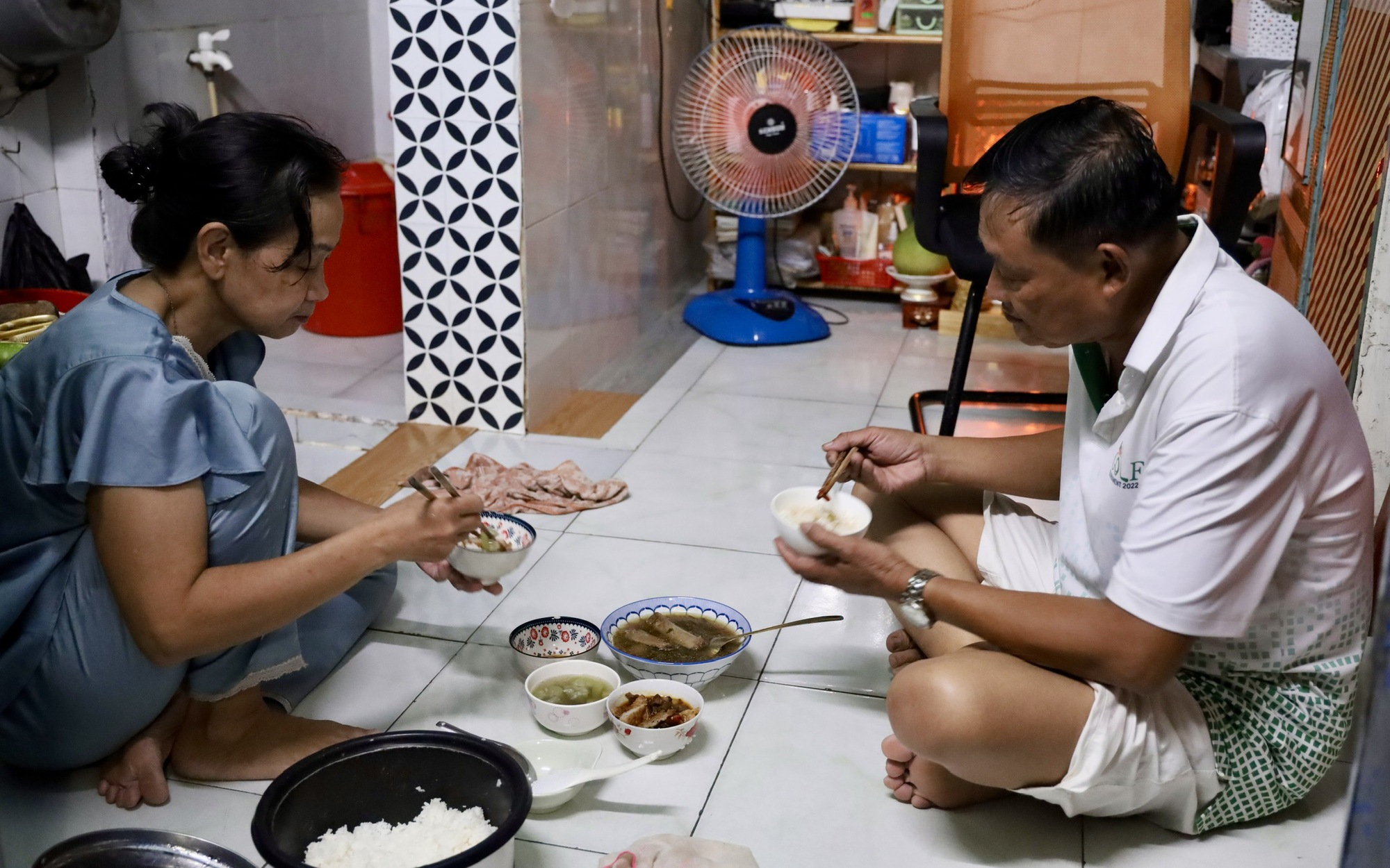 Thu nhập tăng, áp lực chi tiêu lớn