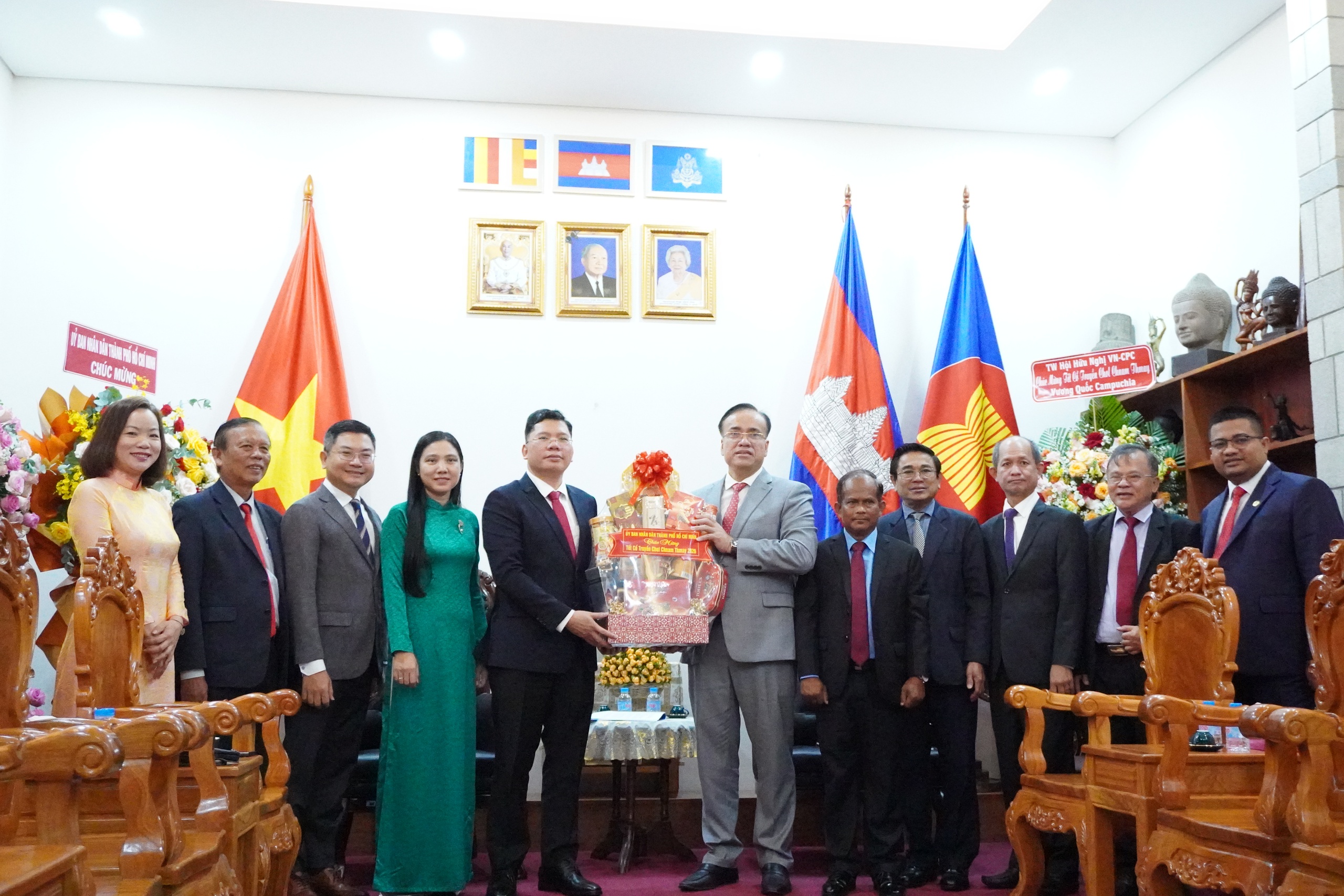 L&atilde;nh đạo TPHCM ch&uacute;c Tết cổ truyền Chol Chnam Thmey tại Tổng L&atilde;nh sự qu&aacute;n Campuchia - Ảnh 2.