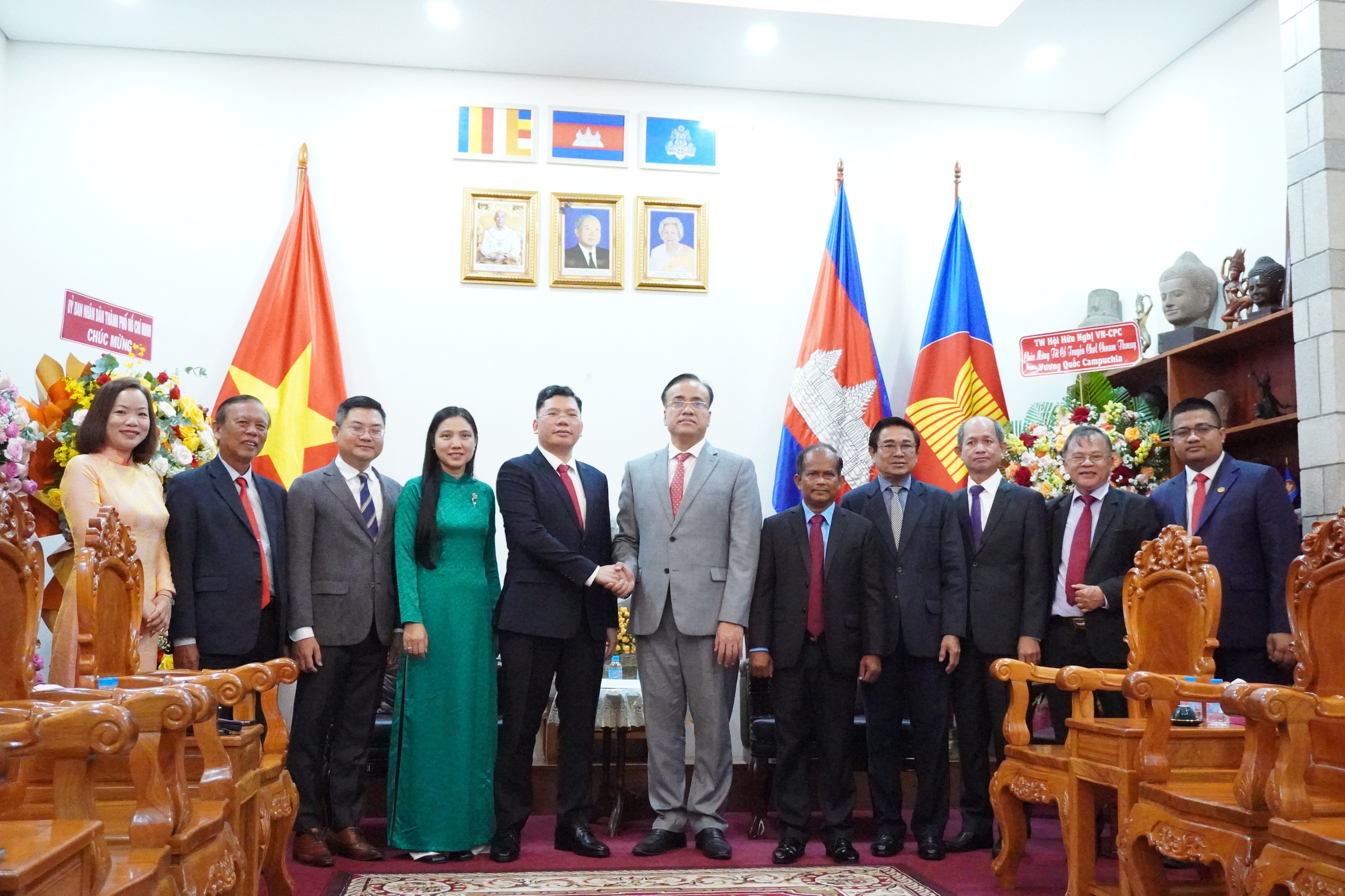 L&atilde;nh đạo TPHCM ch&uacute;c Tết cổ truyền Chol Chnam Thmey tại Tổng L&atilde;nh sự qu&aacute;n Campuchia - Ảnh 1.