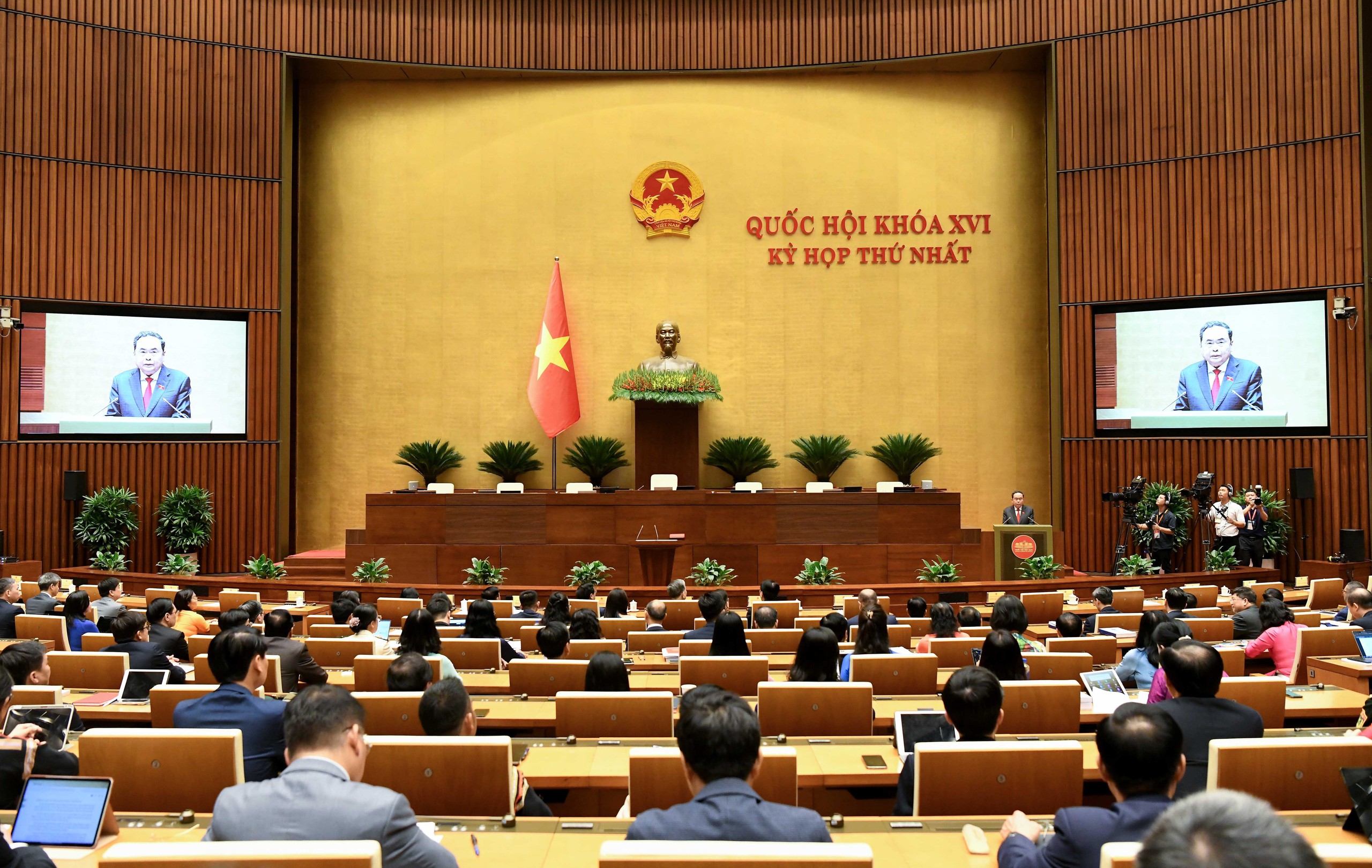 Quốc hội thảo luận kế hoạch phát triển kinh tế - xã hội và vay nợ công 2026 - 2030 - Ảnh 1.