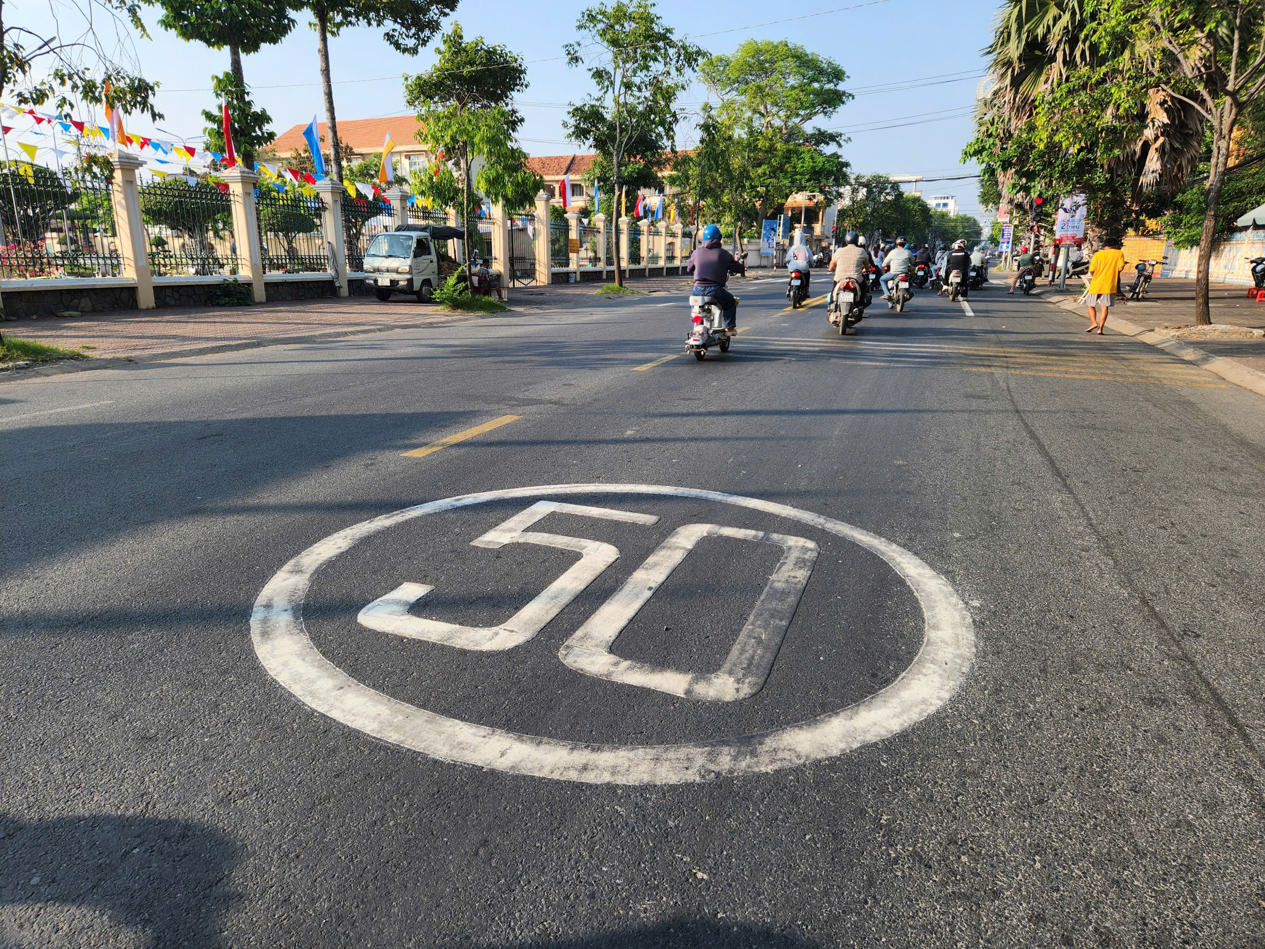 V&ograve;ng tr&ograve;n sơn số "50" giữa đường, c&aacute;ch l&agrave;m nhỏ tạo hiệu quả lớn ở Cần Thơ - Ảnh 1.