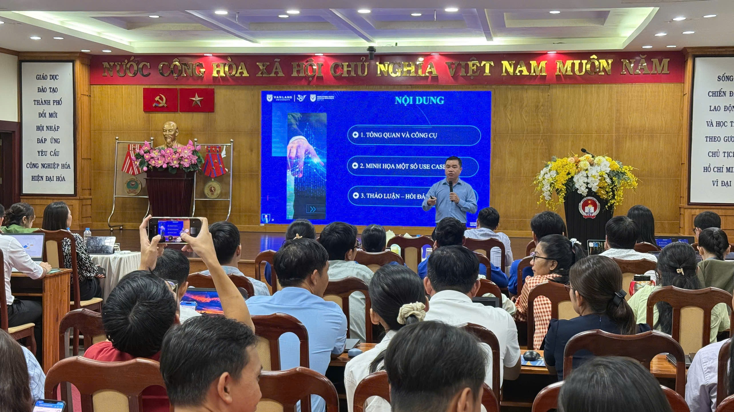 PGS.TS Nguyễn Thời Trung bất ngờ xuất hiện hướng dẫn kỹ năng ứng dụng AI cho c&aacute;n bộ Đo&agrave;n-Đội  - Ảnh 1.