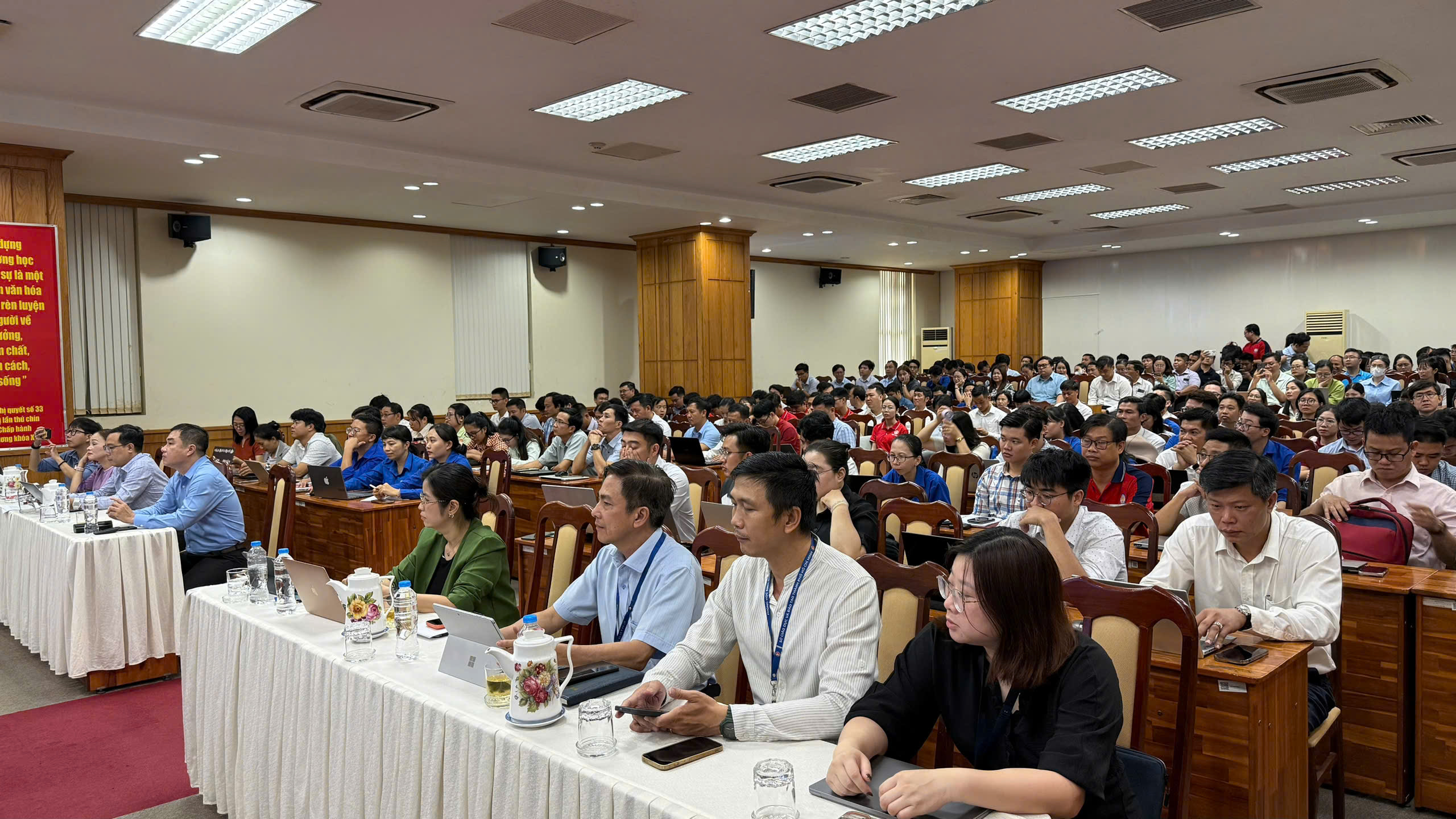PGS.TS Nguyễn Thời Trung bất ngờ xuất hiện hướng dẫn kỹ năng ứng dụng AI cho c&aacute;n bộ Đo&agrave;n-Đội  - Ảnh 2.