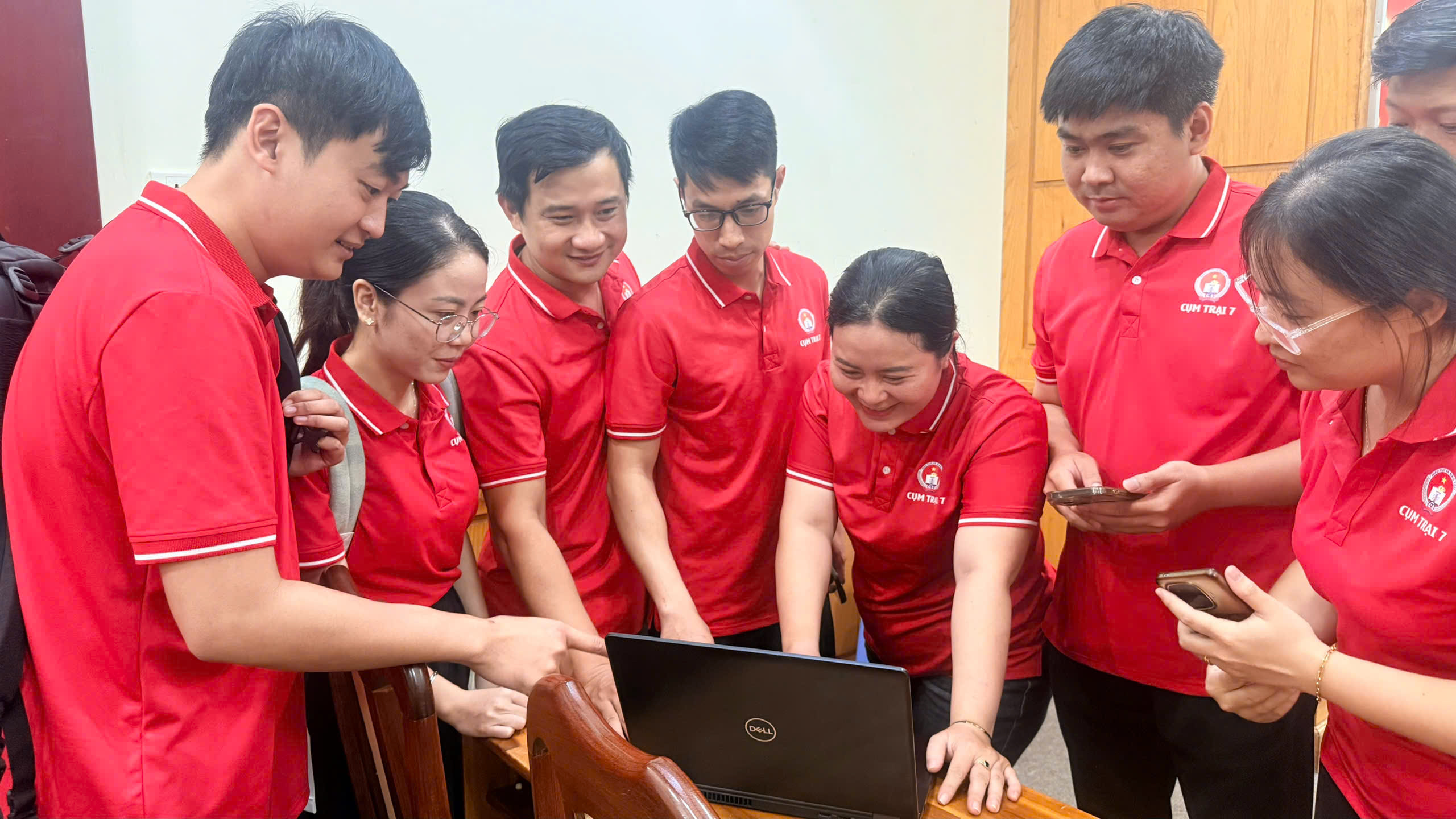 PGS.TS Nguyễn Thời Trung bất ngờ xuất hiện hướng dẫn kỹ năng ứng dụng AI cho c&aacute;n bộ Đo&agrave;n-Đội  - Ảnh 3.