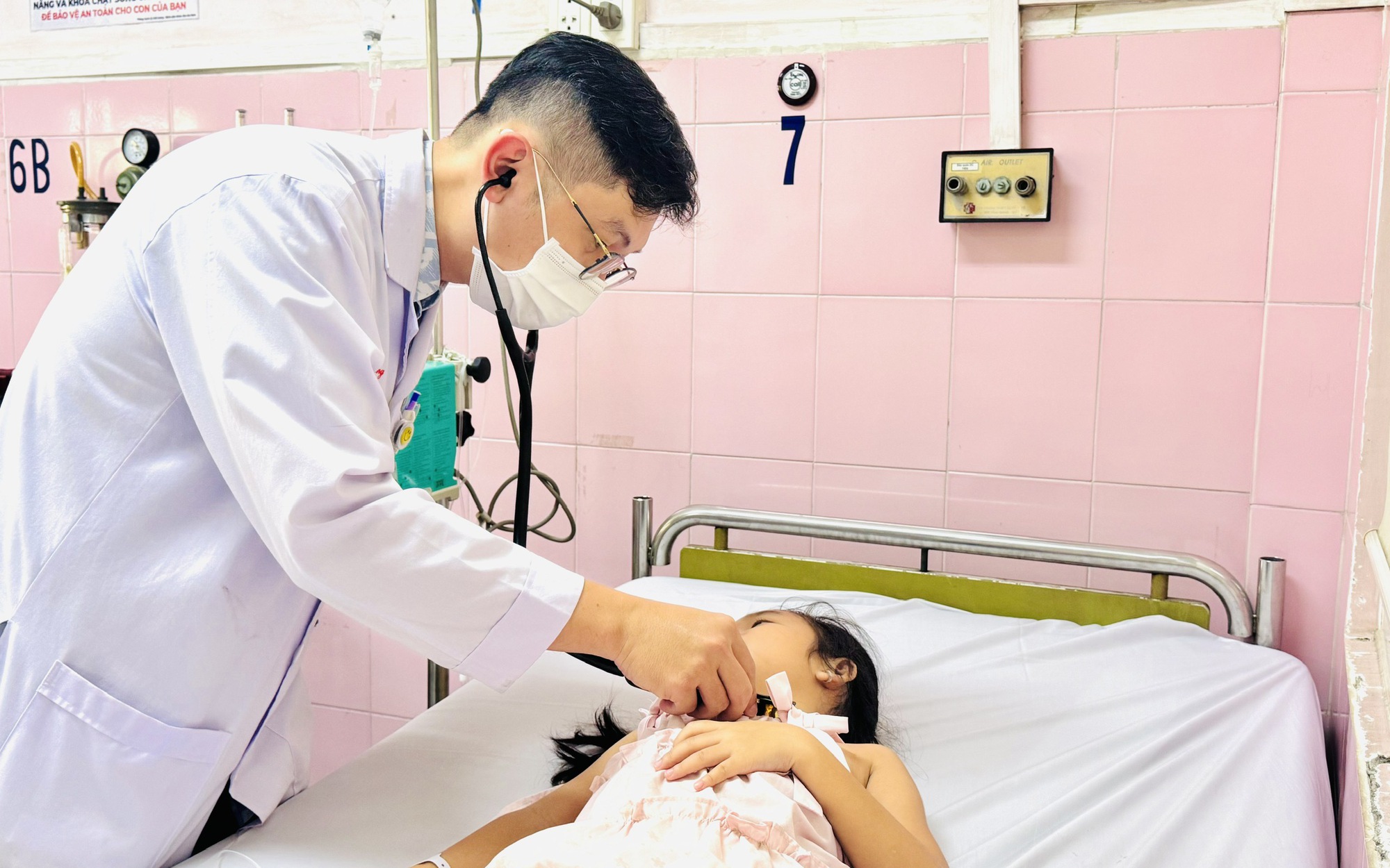 Vụ hàng chục học sinh đau bụng, sốt: Sở Y tế TPHCM thông tin thêm