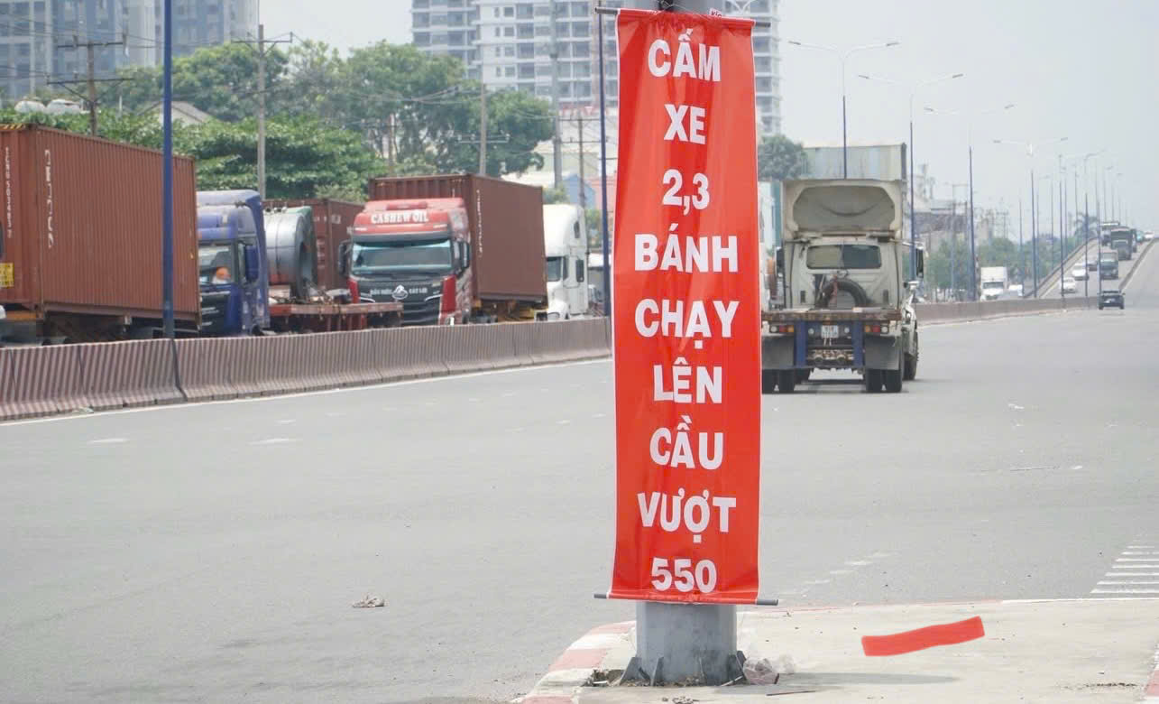 CSGT treo băng r&ocirc;n nhắc nhở cấm xe m&aacute;y l&ecirc;n cầu vượt ng&atilde; tư 550 - Ảnh 2.