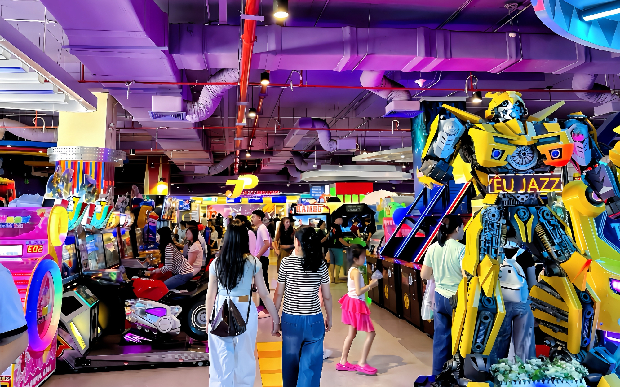 Dịp lễ 30-4, 1-5: Gigamall kín khách, giới trẻ đổ xô "check-in" khu giải trí công nghệ Gigaversal