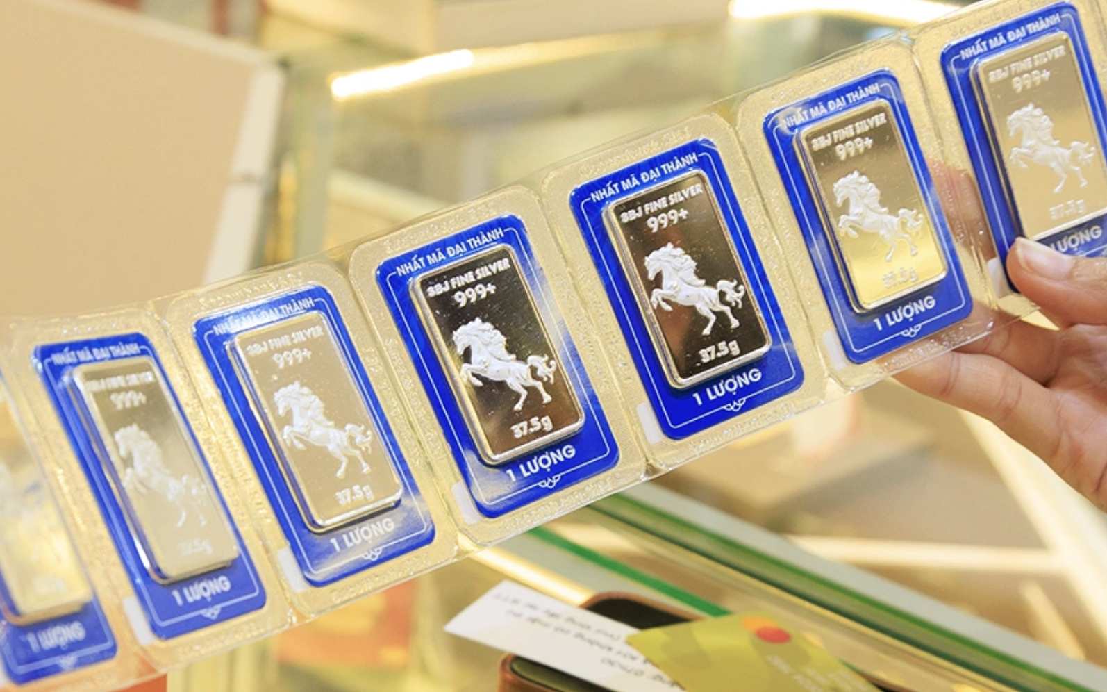 Gi&aacute; bạc h&ocirc;m nay 4-5: Tăng trở lại, ng&acirc;n h&agrave;ng của Mỹ n&ecirc;u dự b&aacute;o mới - Ảnh 2.