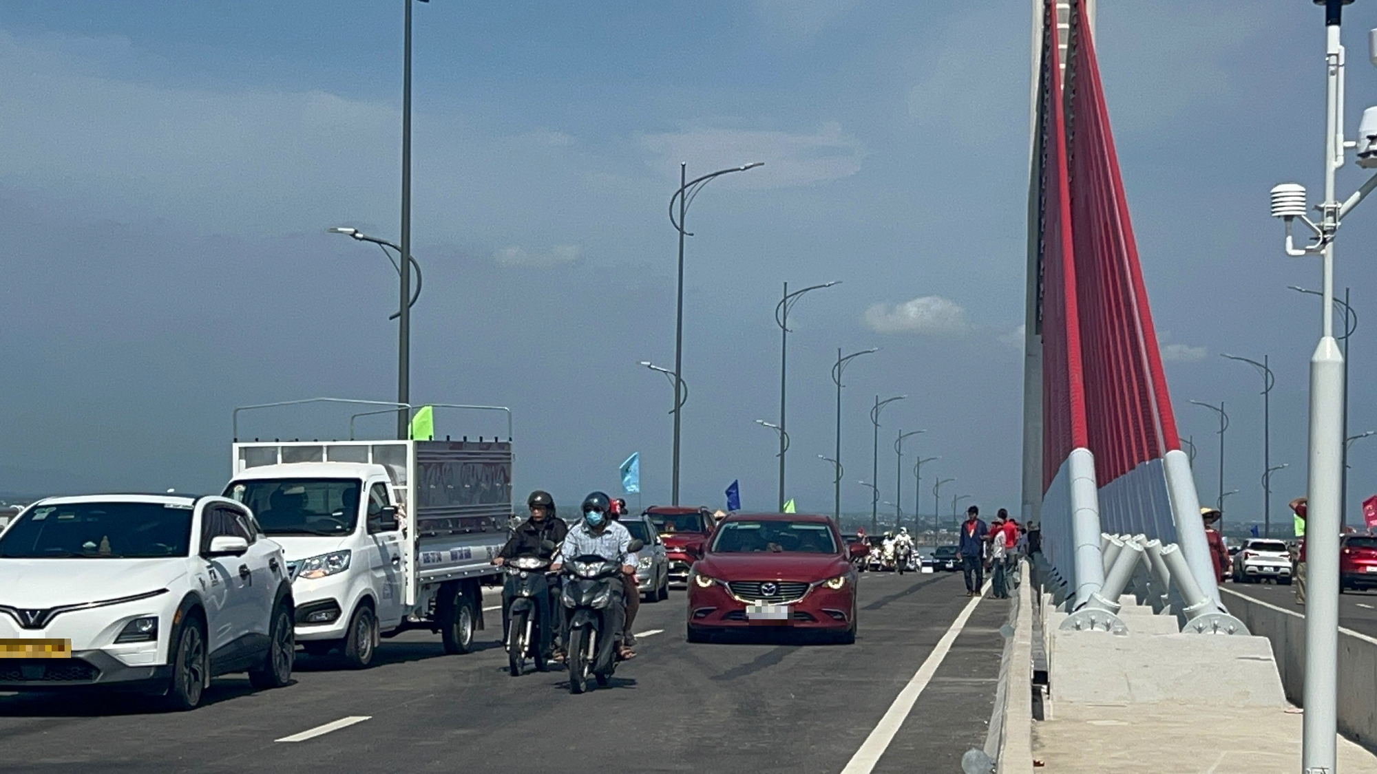 C&ocirc;ng an khuyến c&aacute;o dừng đỗ xe tr&ecirc;n cầu vượt cửa biển để đảm bảo an to&agrave;n giao th&ocirc;ng - Ảnh 5.
