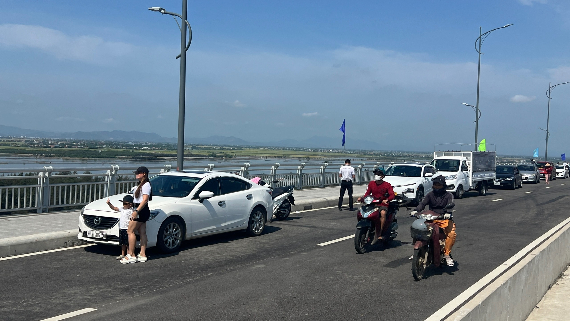 C&ocirc;ng an khuyến c&aacute;o dừng đỗ xe tr&ecirc;n cầu vượt cửa biển để đảm bảo an to&agrave;n giao th&ocirc;ng - Ảnh 7.
