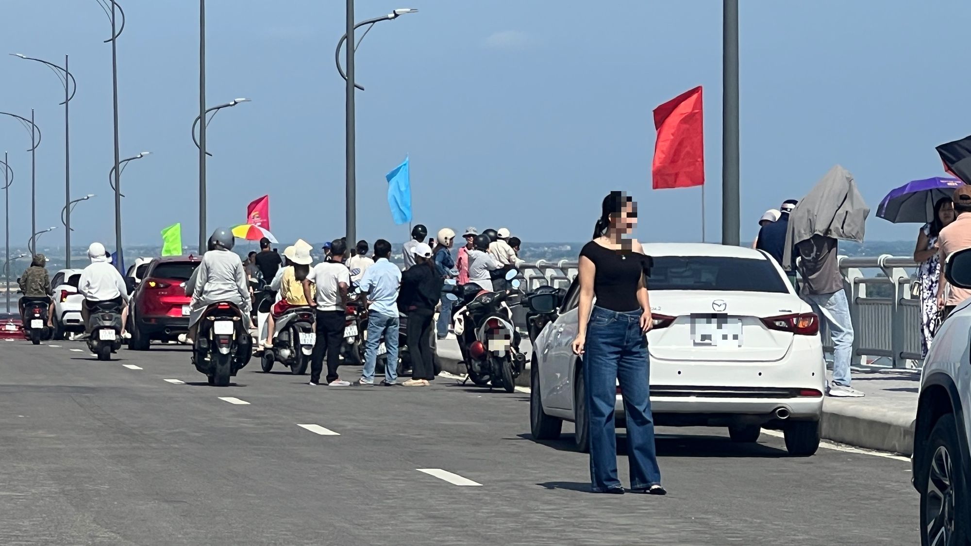 C&ocirc;ng an khuyến c&aacute;o dừng đỗ xe tr&ecirc;n cầu vượt cửa biển để đảm bảo an to&agrave;n giao th&ocirc;ng - Ảnh 9.