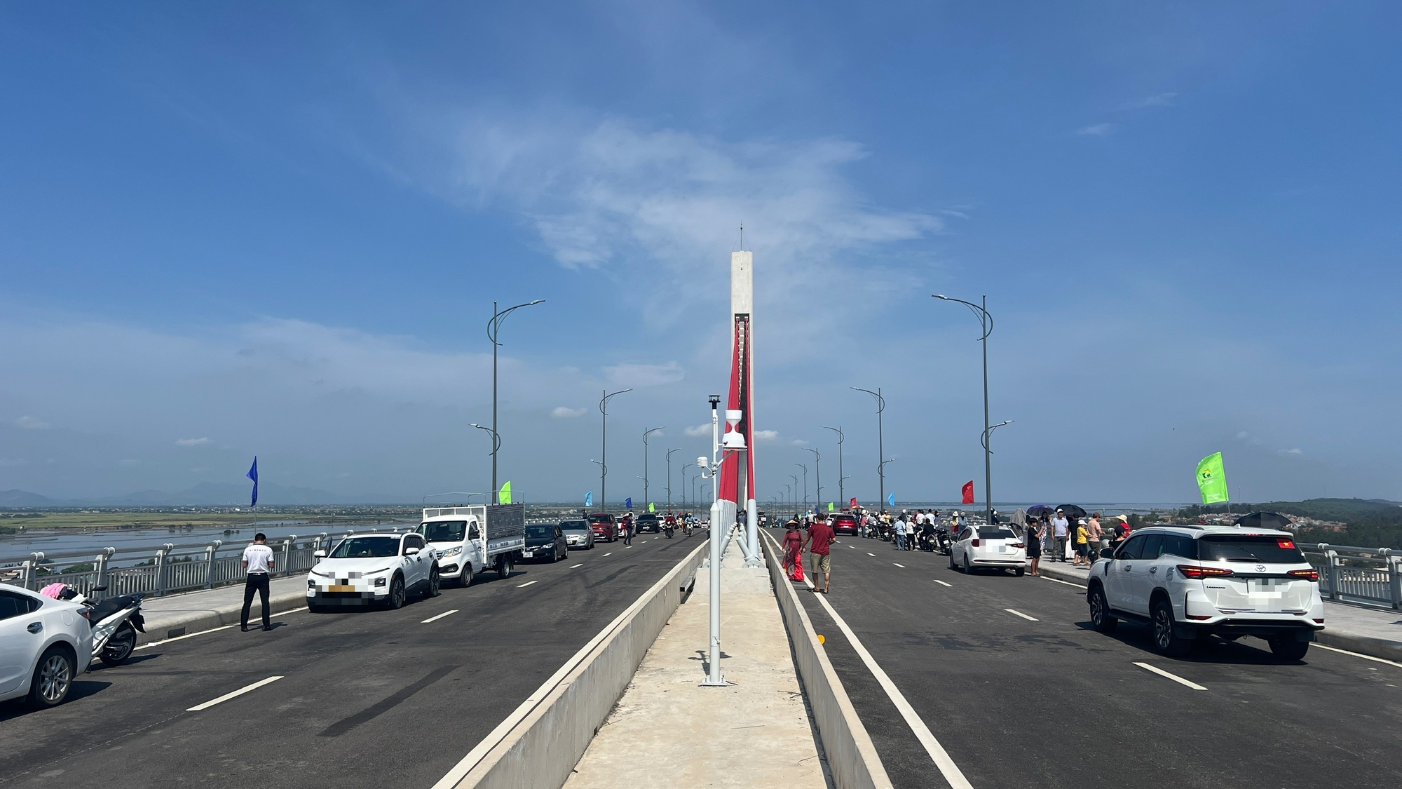 C&ocirc;ng an khuyến c&aacute;o dừng đỗ xe tr&ecirc;n cầu vượt cửa biển để đảm bảo an to&agrave;n giao th&ocirc;ng - Ảnh 10.